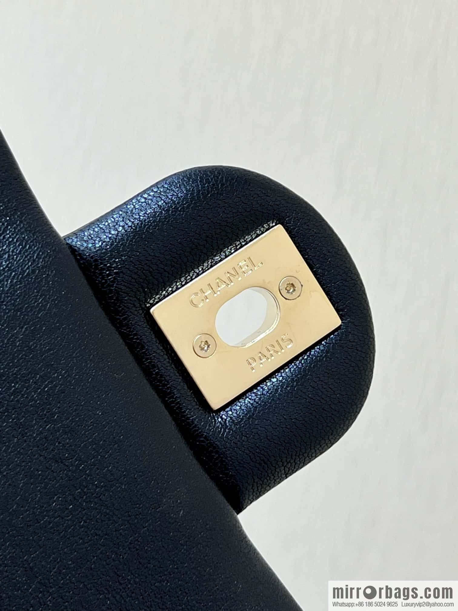 CHANEL 23C early spring vacation new model, arm in arm fat AS3748