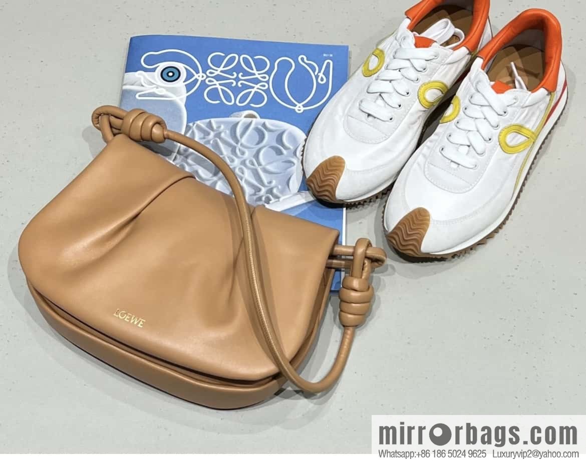 LOEWE's latest series Paseo new member Paseo Satchel 0686 caramel color