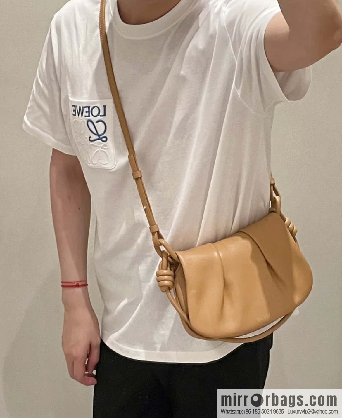 LOEWE's latest series Paseo new member Paseo Satchel 0686 caramel color