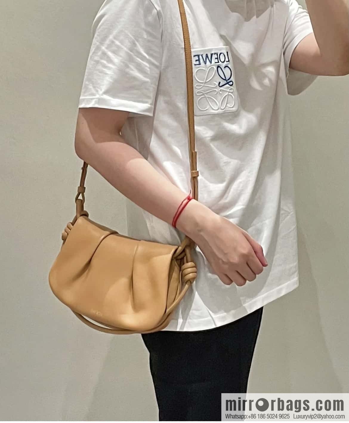 LOEWE's latest series Paseo new member Paseo Satchel 0686 caramel color