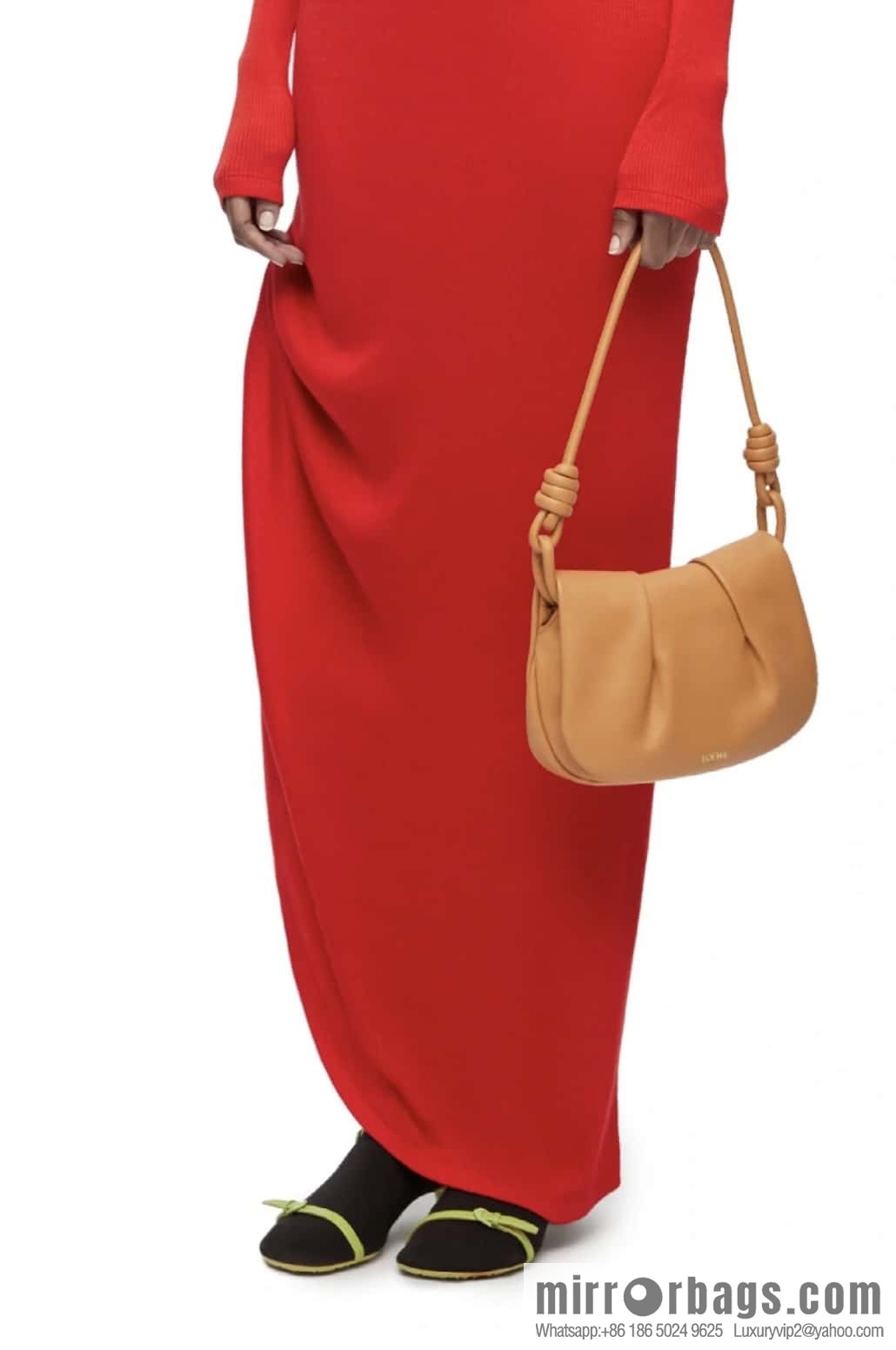 LOEWE's latest series Paseo new member Paseo Satchel 0686 caramel color