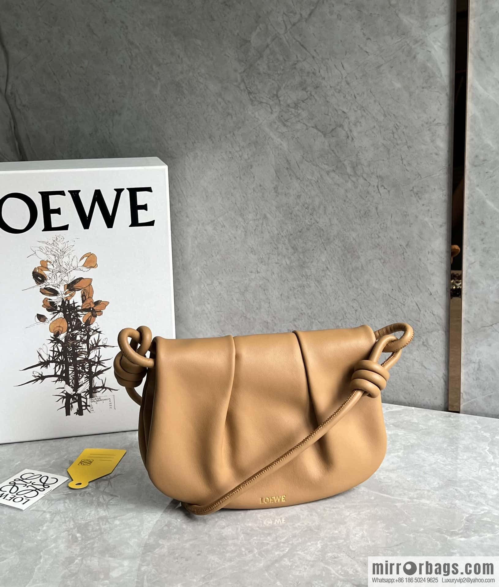 LOEWE's latest series Paseo new member Paseo Satchel 0686 caramel color