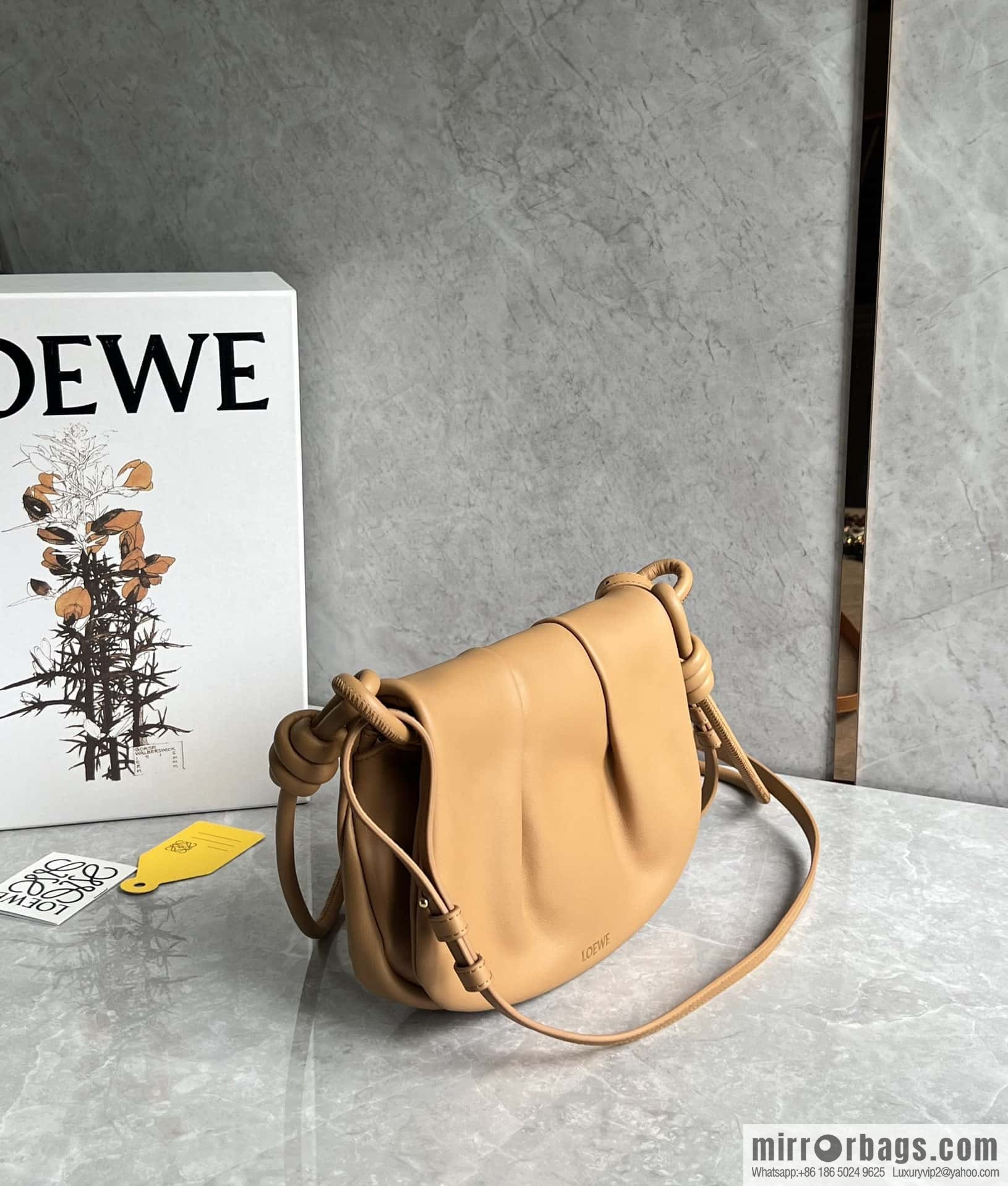 LOEWE's latest series Paseo new member Paseo Satchel 0686 caramel color