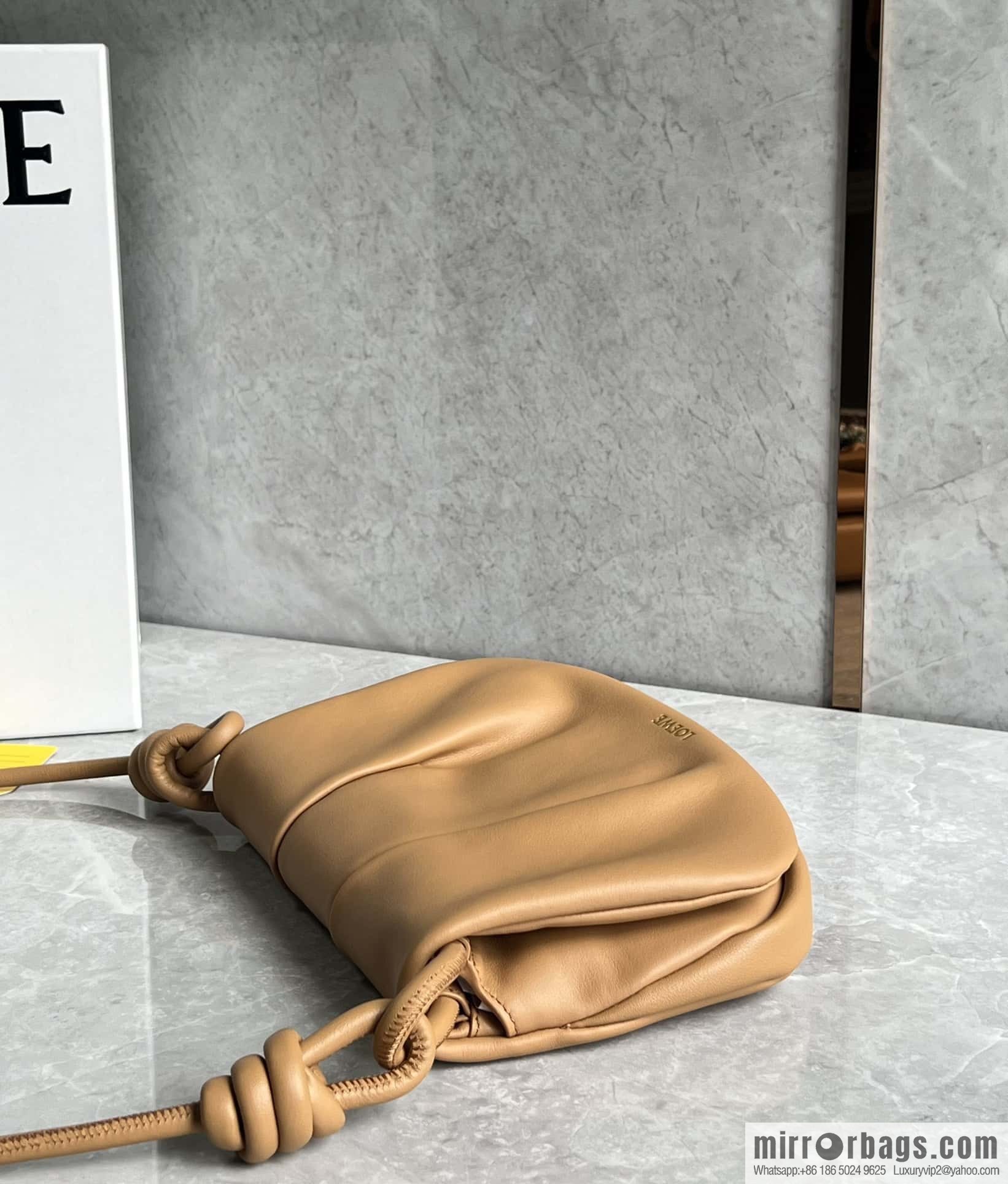LOEWE's latest series Paseo new member Paseo Satchel 0686 caramel color