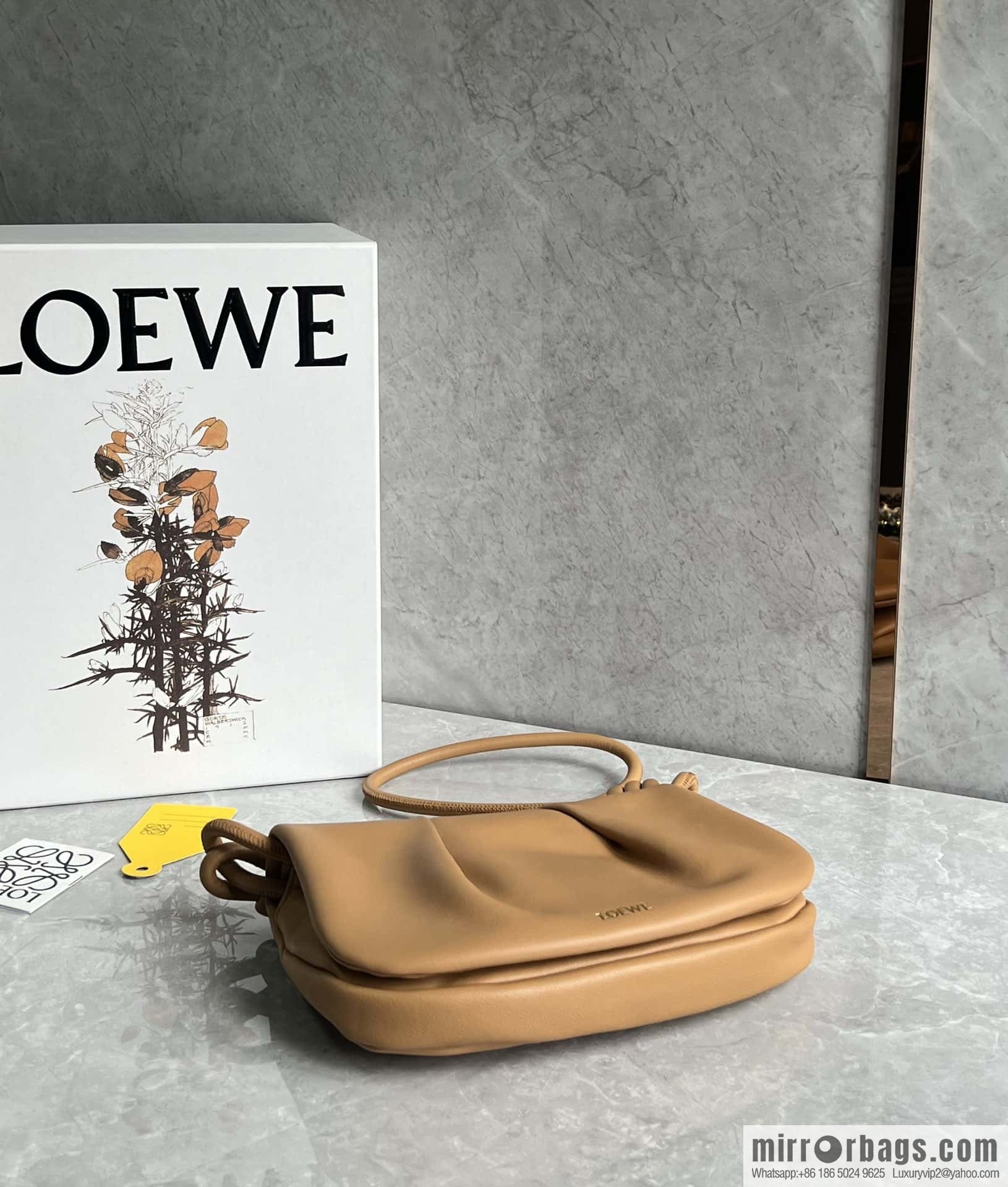 LOEWE's latest series Paseo new member Paseo Satchel 0686 caramel color