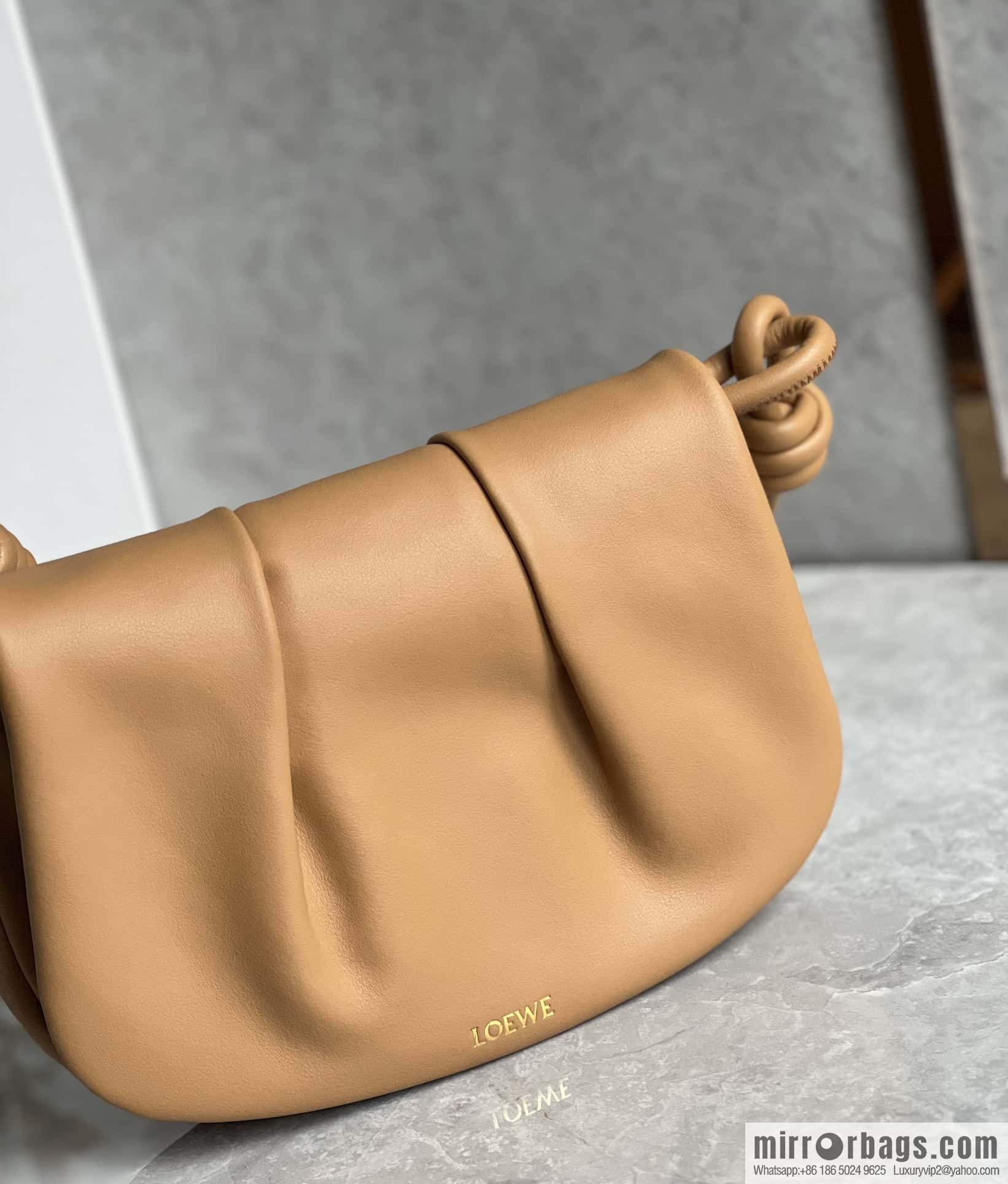 LOEWE's latest series Paseo new member Paseo Satchel 0686 caramel color