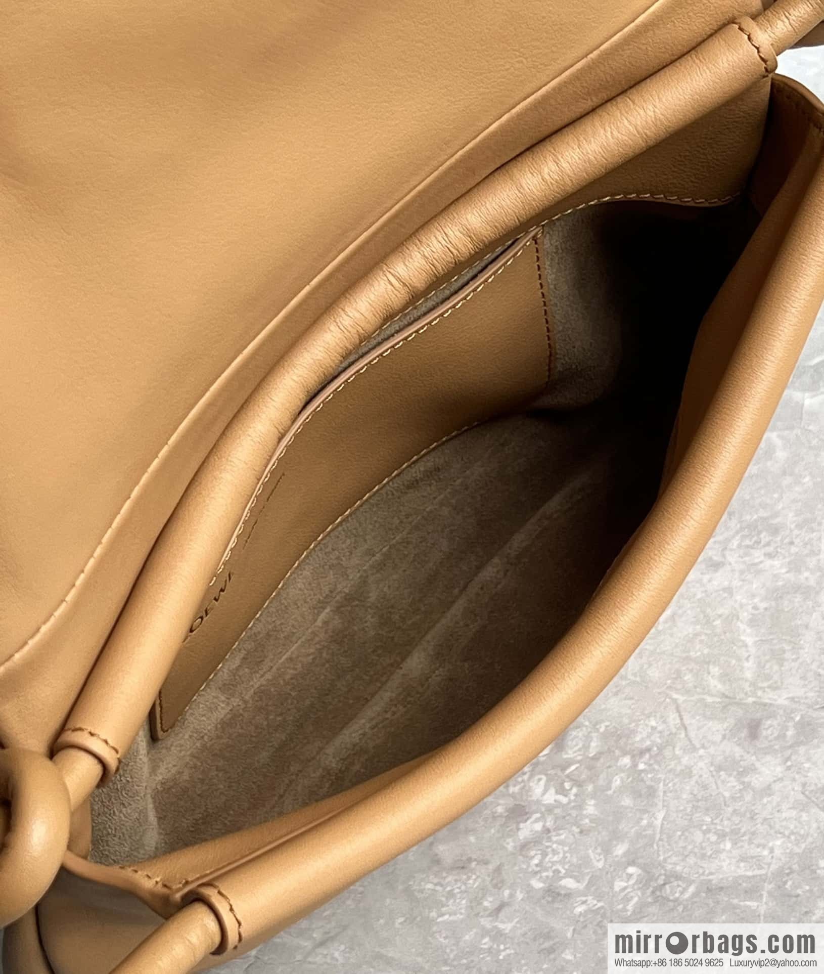 LOEWE's latest series Paseo new member Paseo Satchel 0686 caramel color