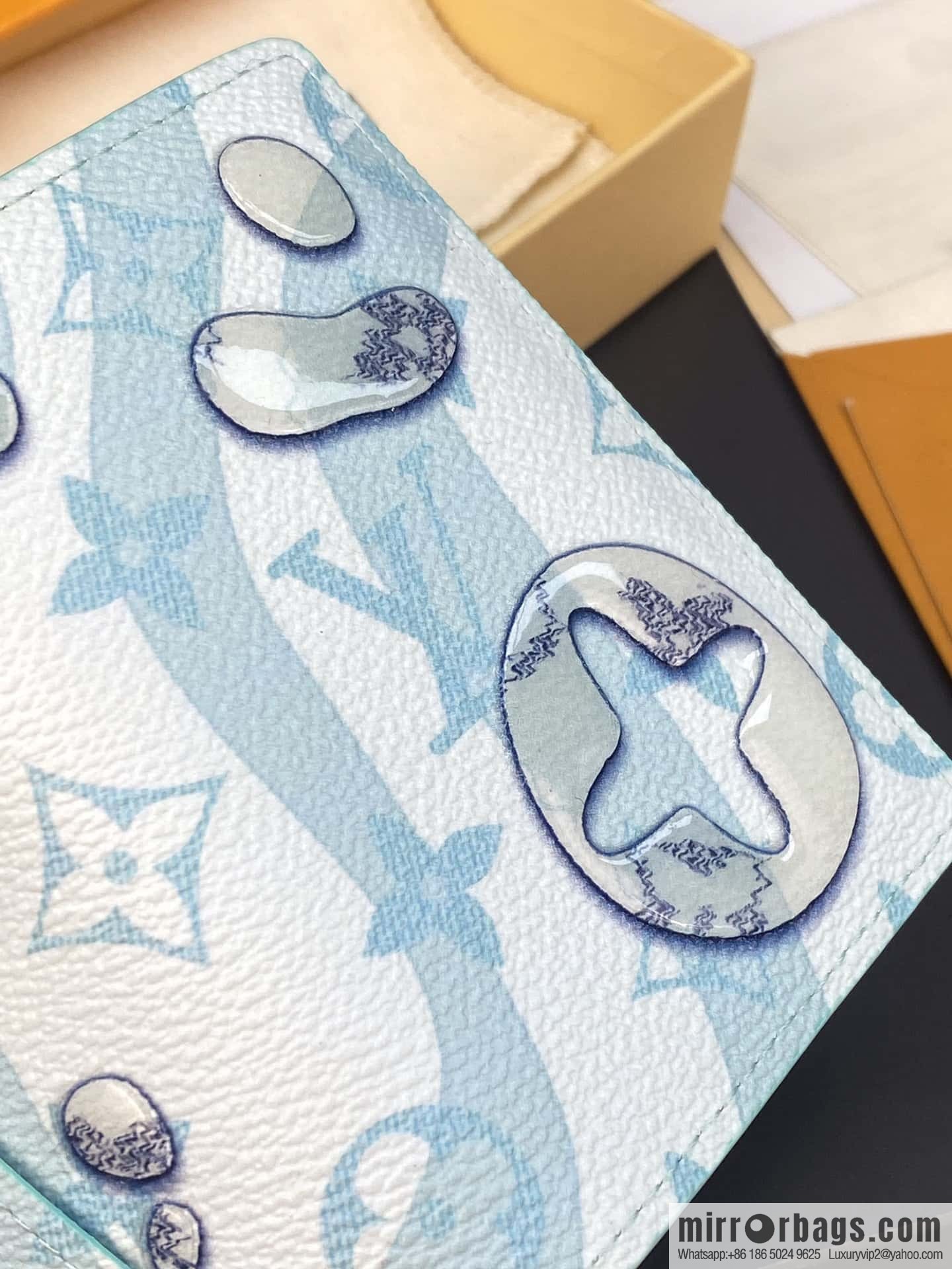 LV M82371 Pocket Organizer