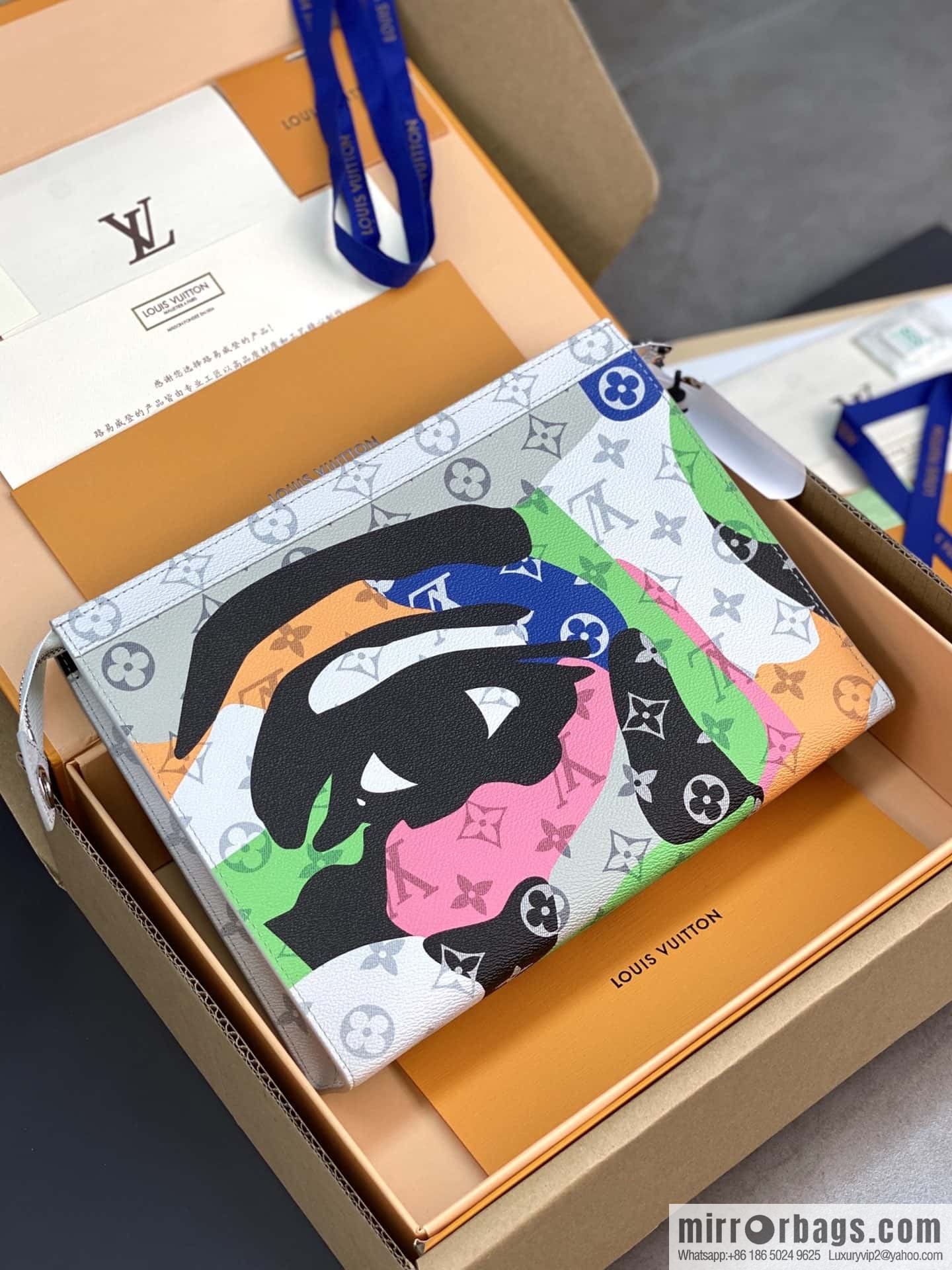 LV M82589 POCHETTE VOYAGE clutch bag