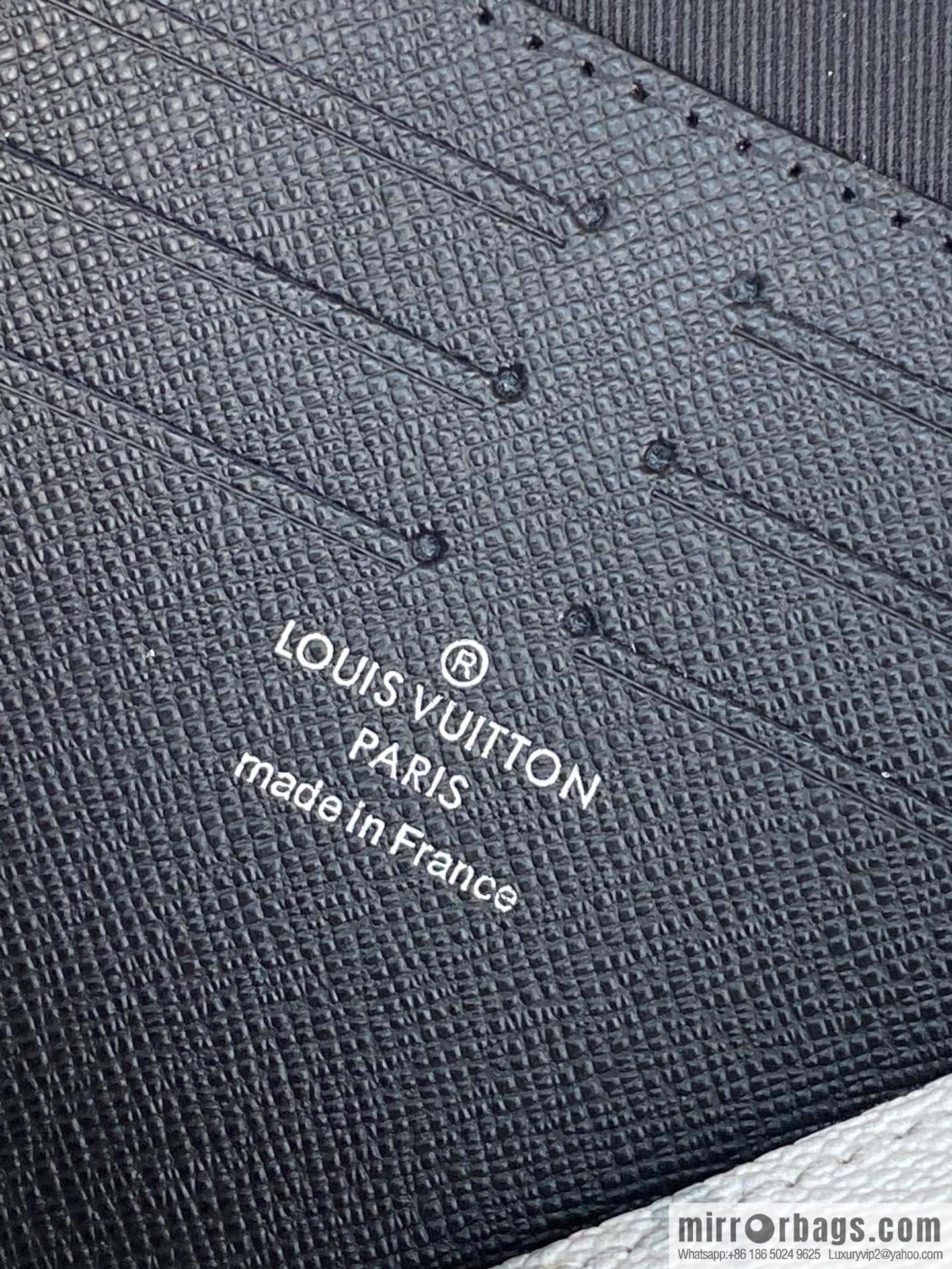 LV M82589 POCHETTE VOYAGE clutch bag