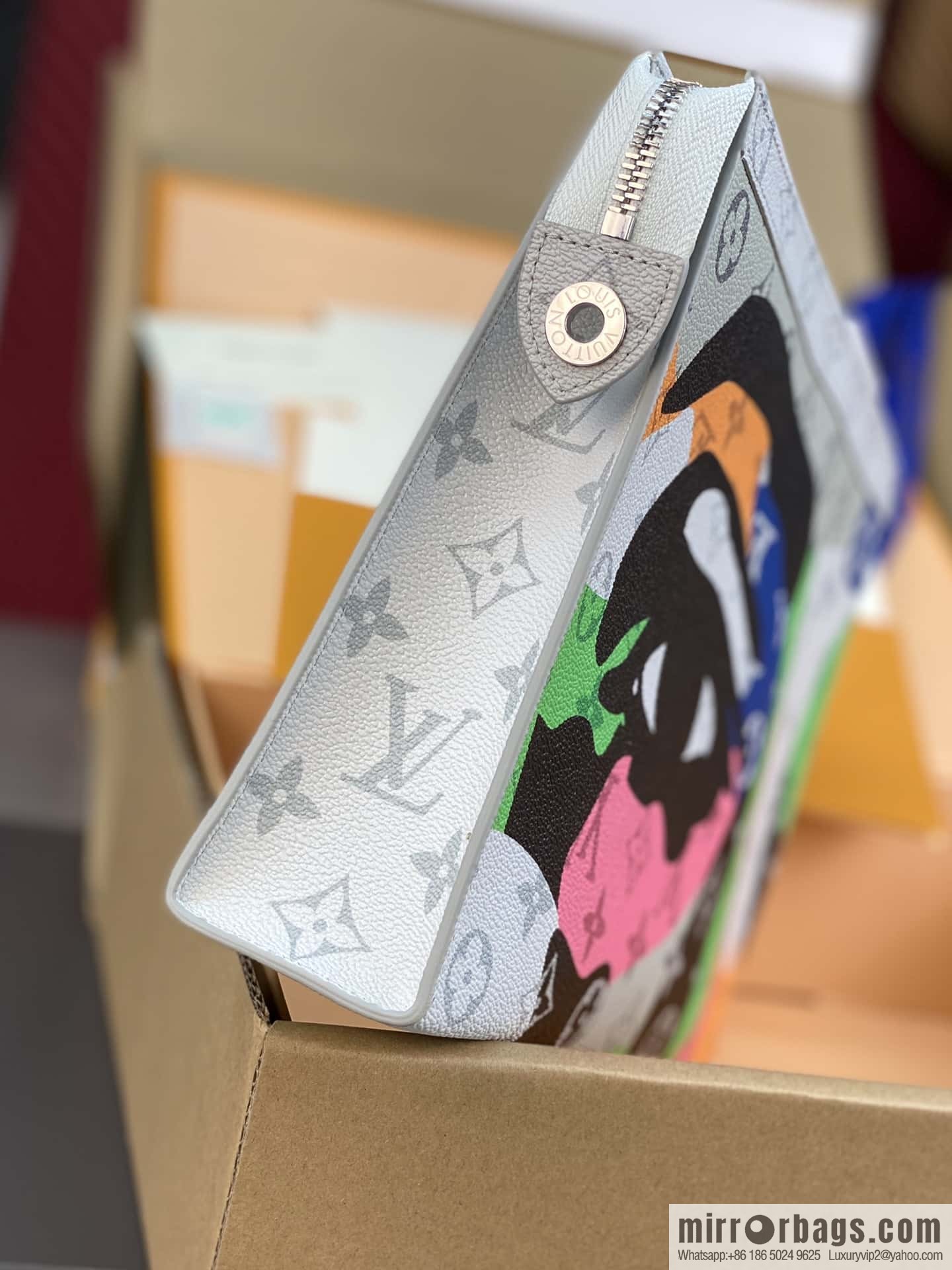LV M82589 POCHETTE VOYAGE clutch bag