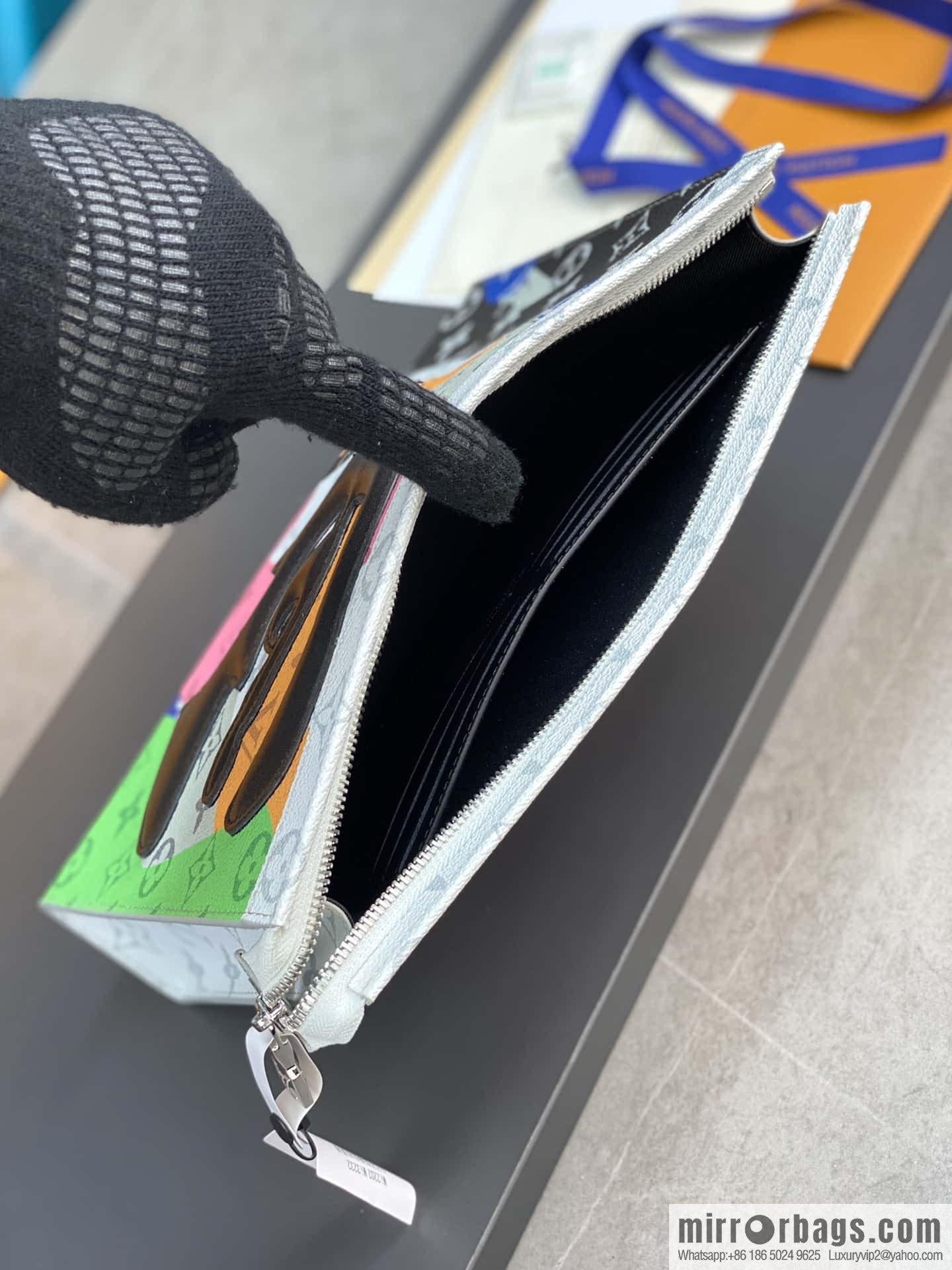 LV M82589 POCHETTE VOYAGE clutch bag