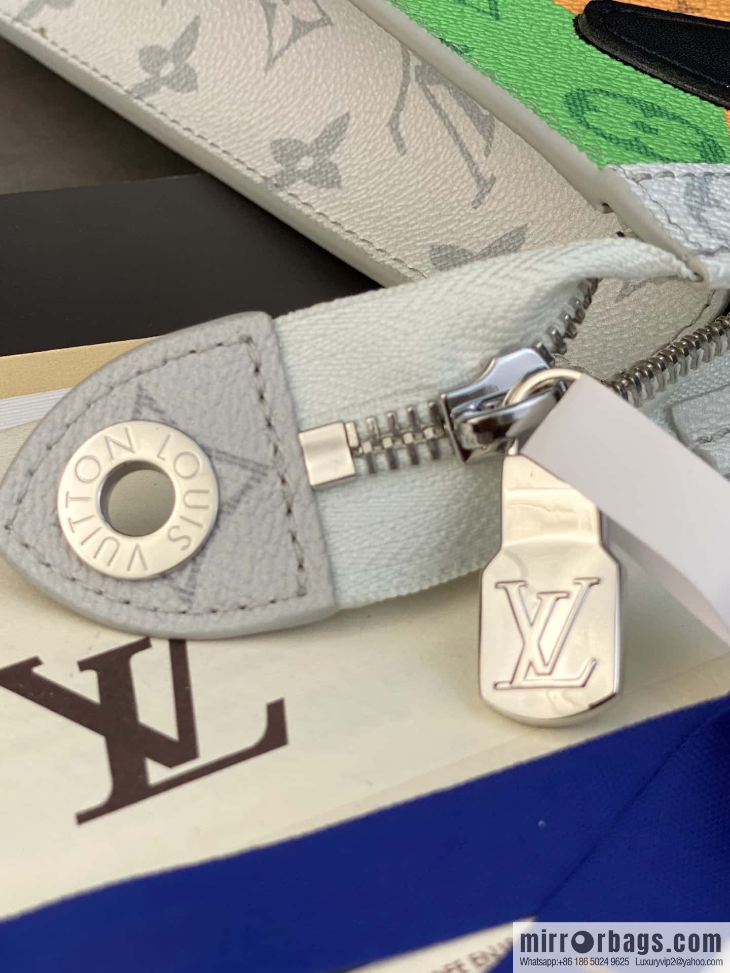 LV M82589 POCHETTE VOYAGE clutch bag