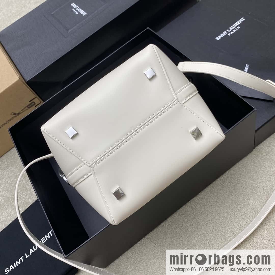 New LE 5A-7 series small bucket bag white plain weave/gold Model: 749036