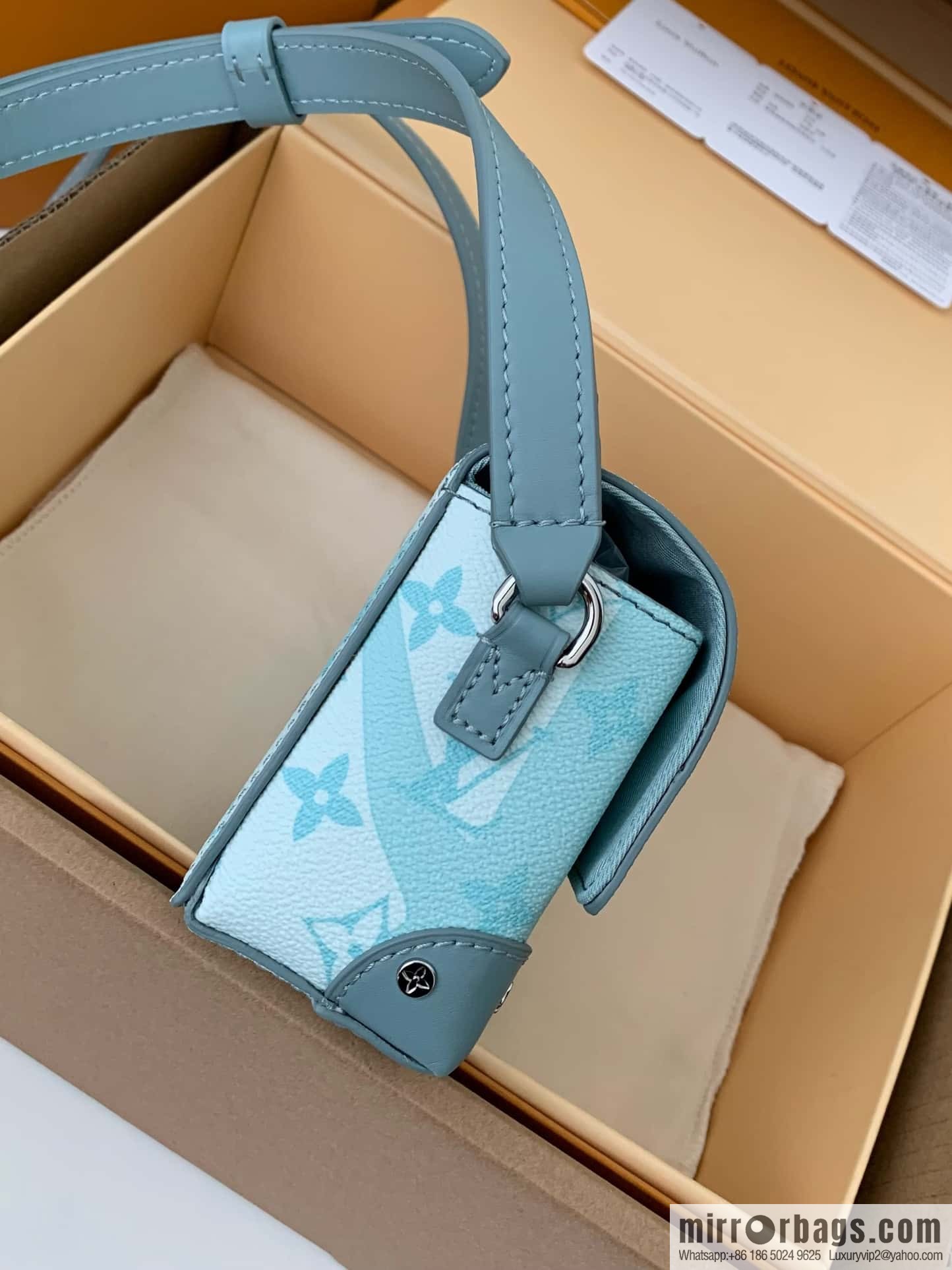 LV M22637 Steamer Wearable Wallet