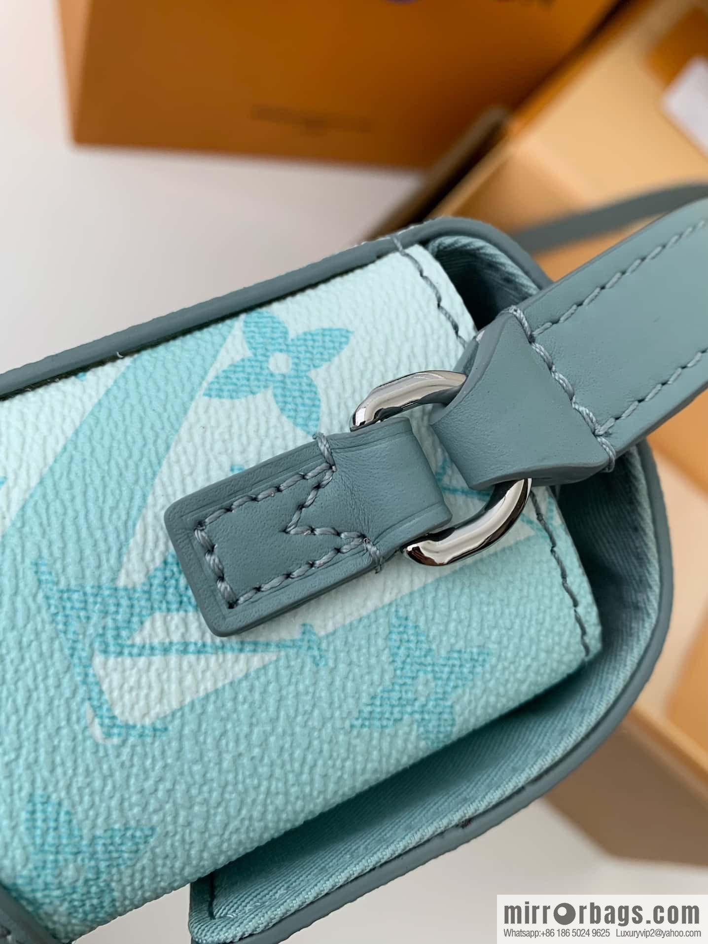 LV M22637 Steamer Wearable Wallet