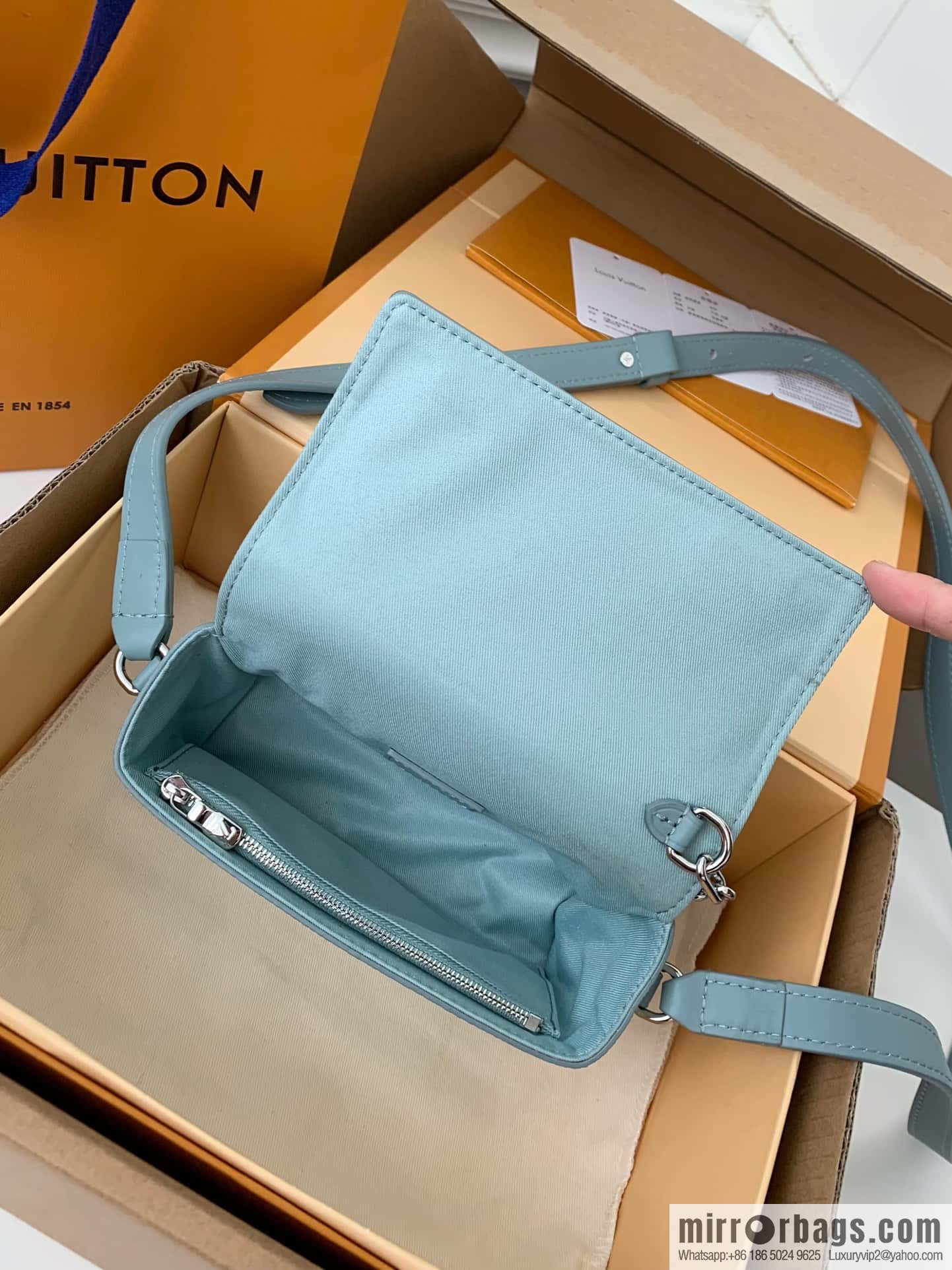 LV M22637 Steamer Wearable Wallet