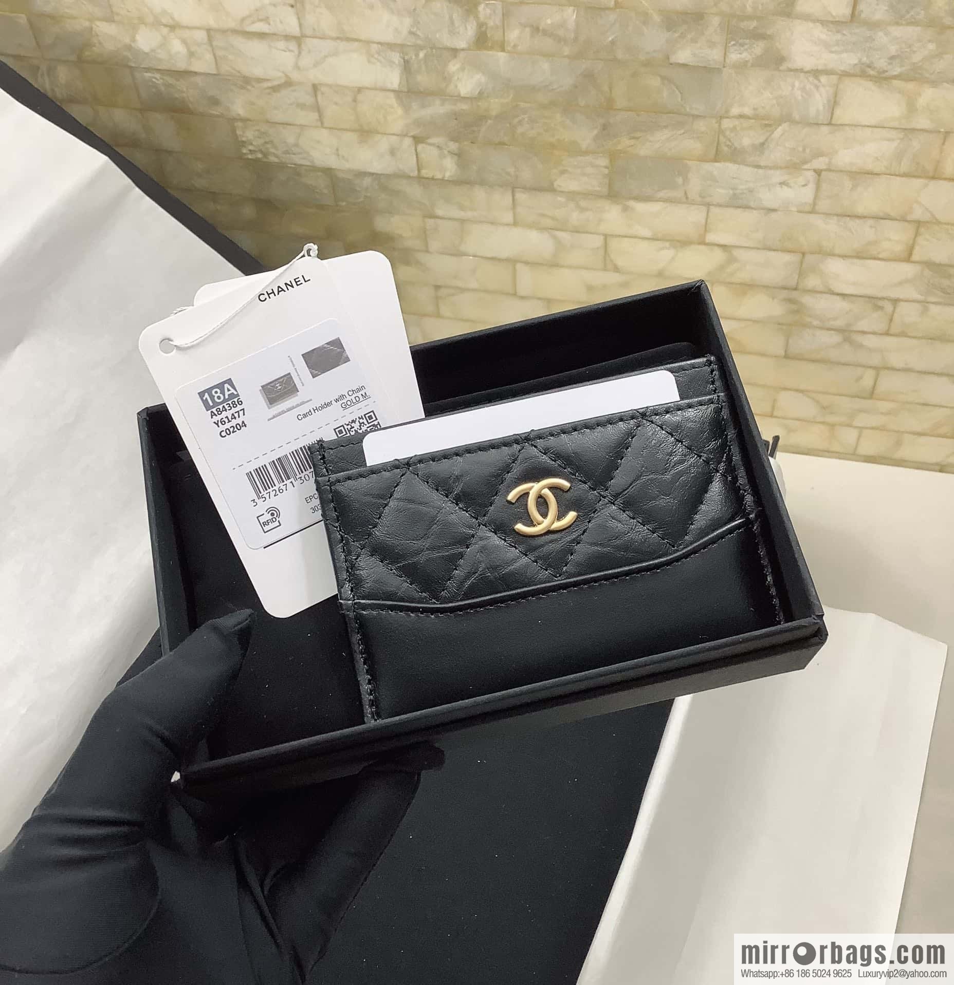 CHANEL classic hobo bag series, tire leather color matching card holder A84386