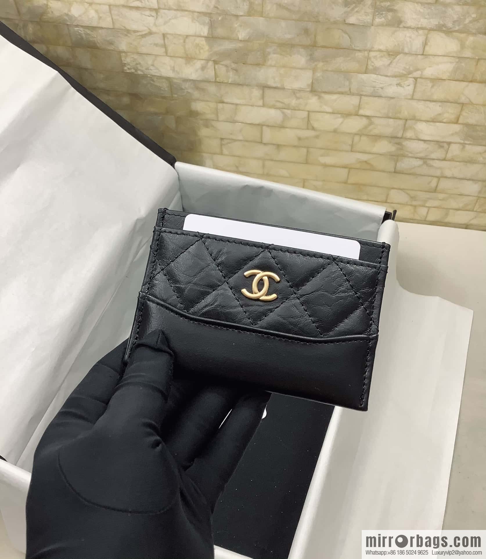 CHANEL classic hobo bag series, tire leather color matching card holder A84386
