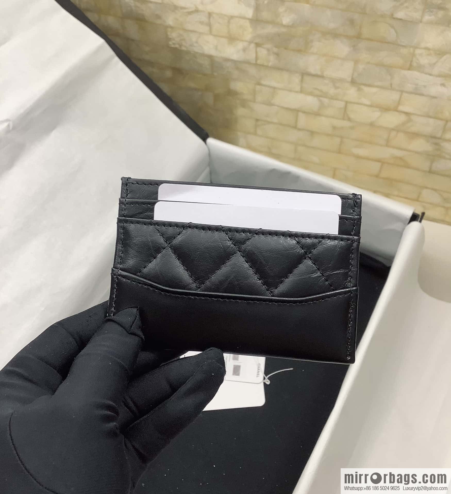 CHANEL classic hobo bag series, tire leather color matching card holder A84386