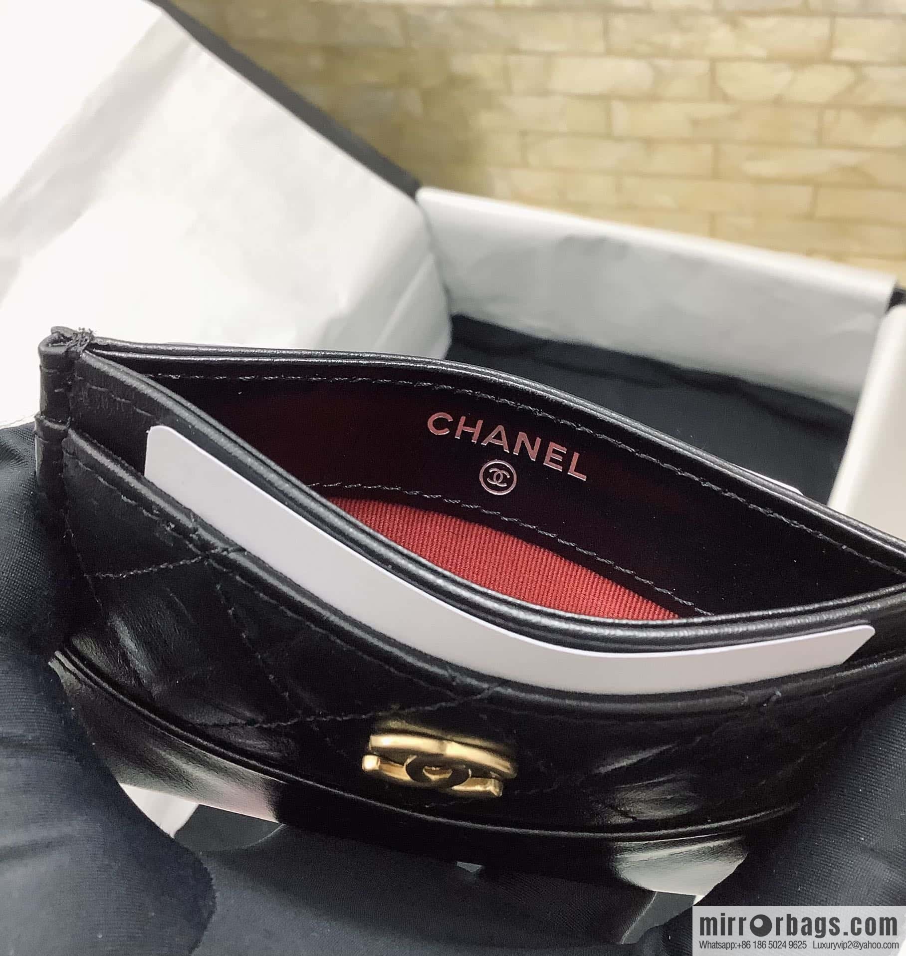 CHANEL classic hobo bag series, tire leather color matching card holder A84386