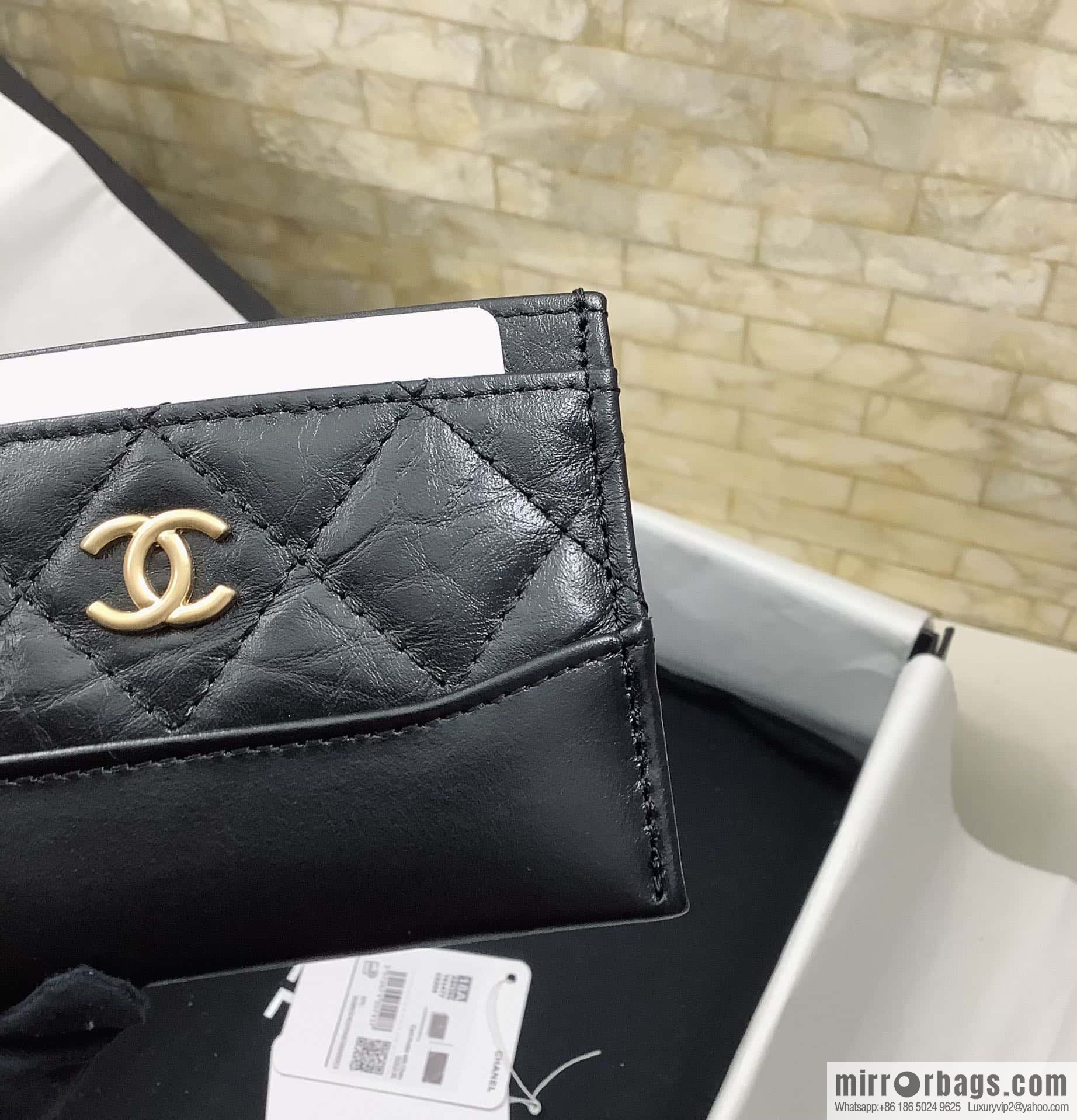 CHANEL classic hobo bag series, tire leather color matching card holder A84386