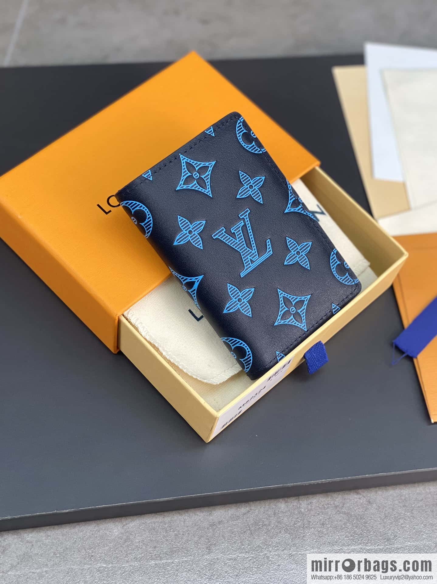 LV M82324 Pocket Organizer