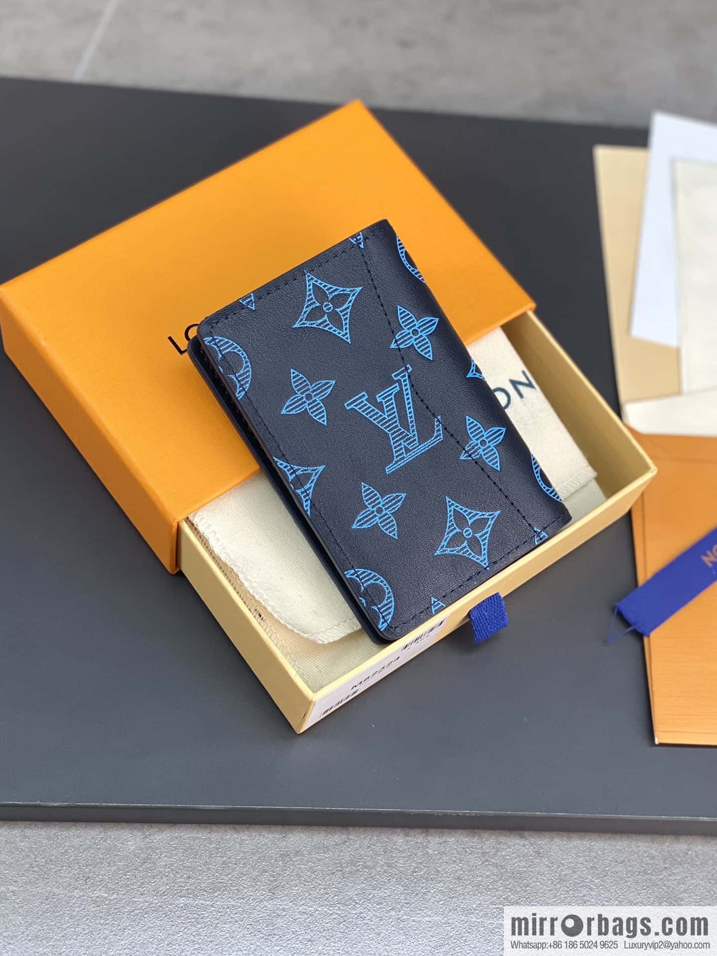 LV M82324 Pocket Organizer