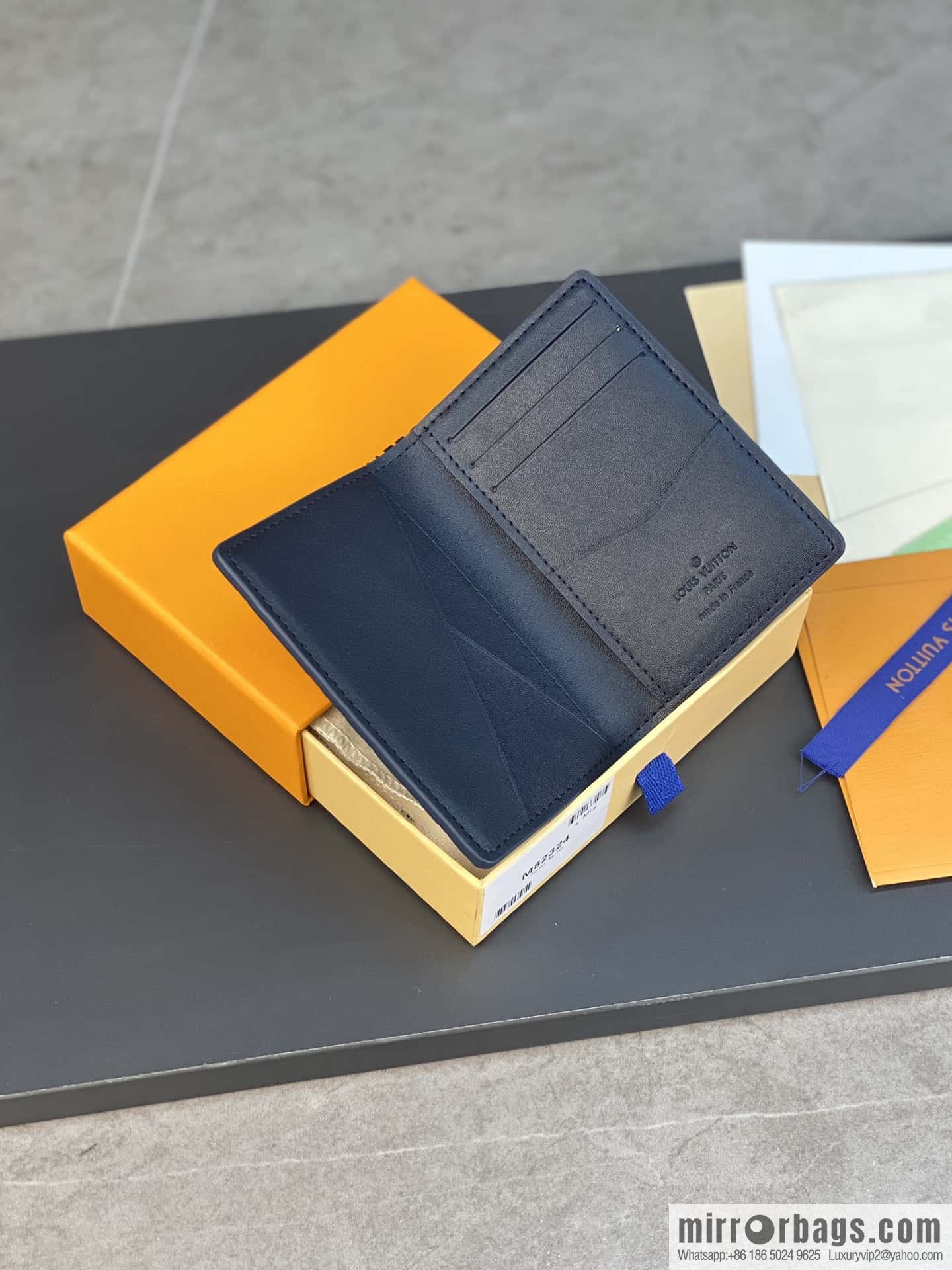 LV M82324 Pocket Organizer