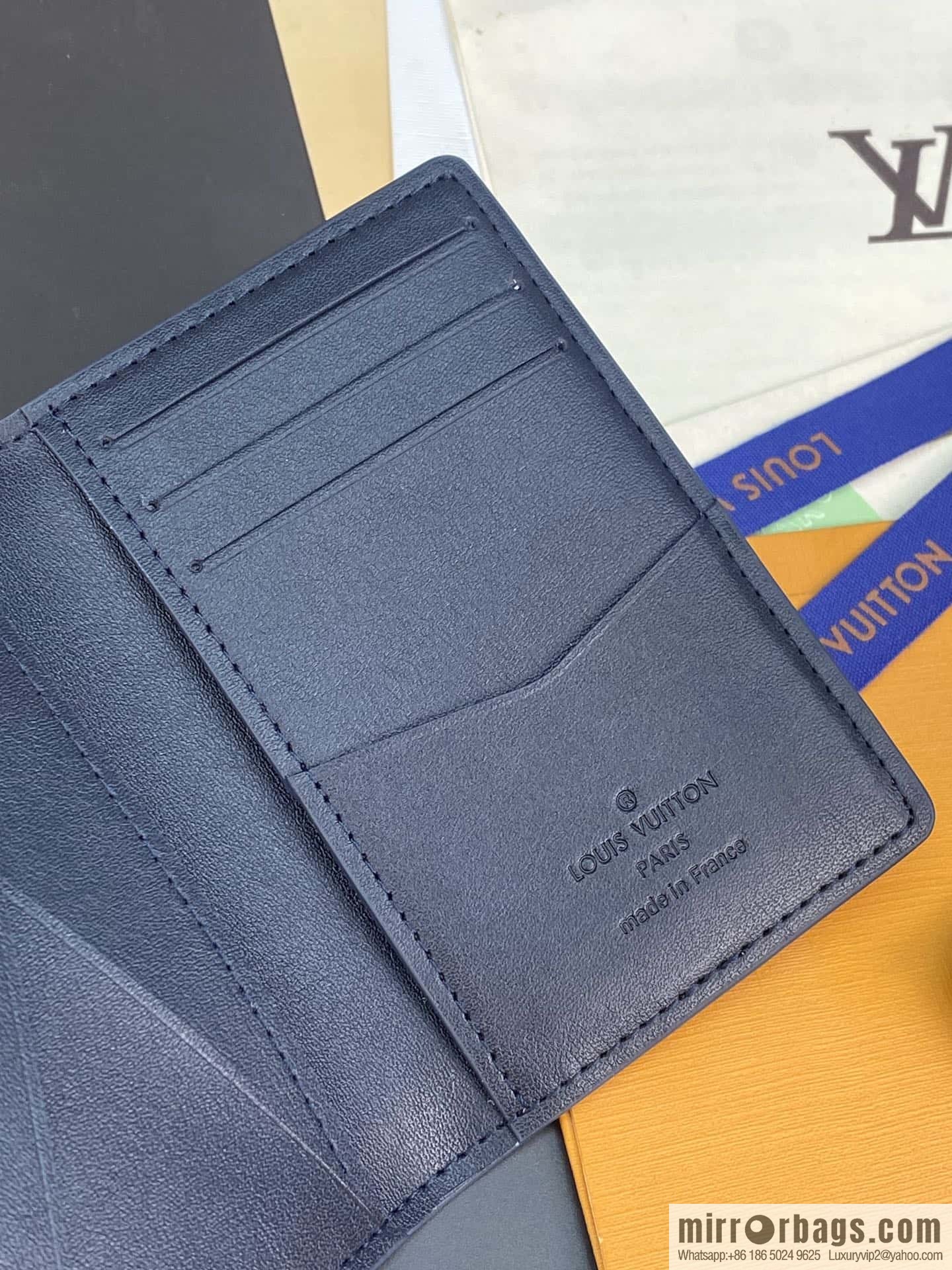 LV M82324 Pocket Organizer