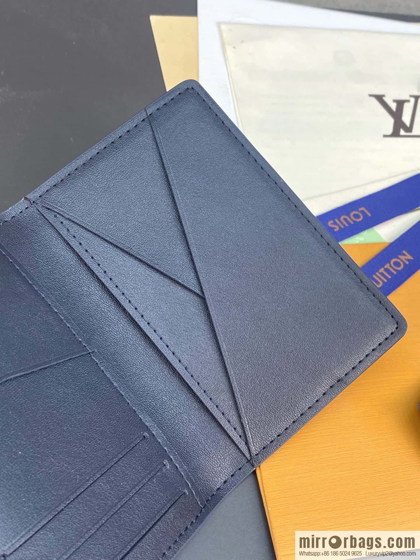 LV M82324 Pocket Organizer