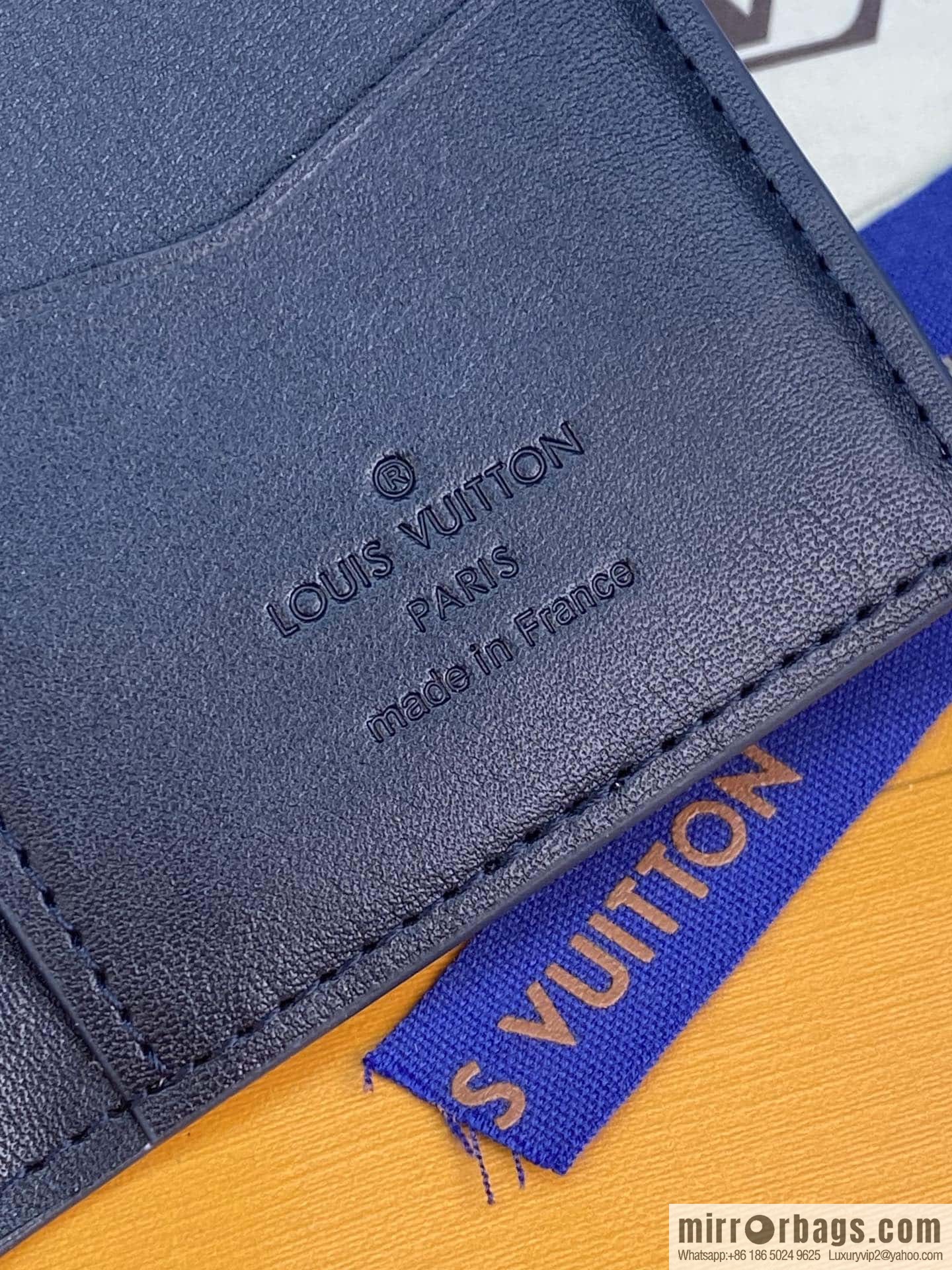 LV M82324 Pocket Organizer