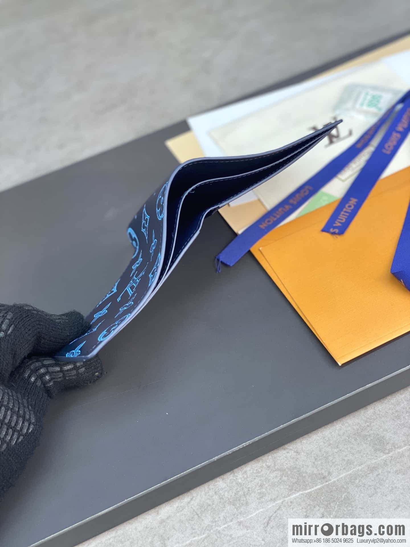 LV M82323 MULTIPLE wallet