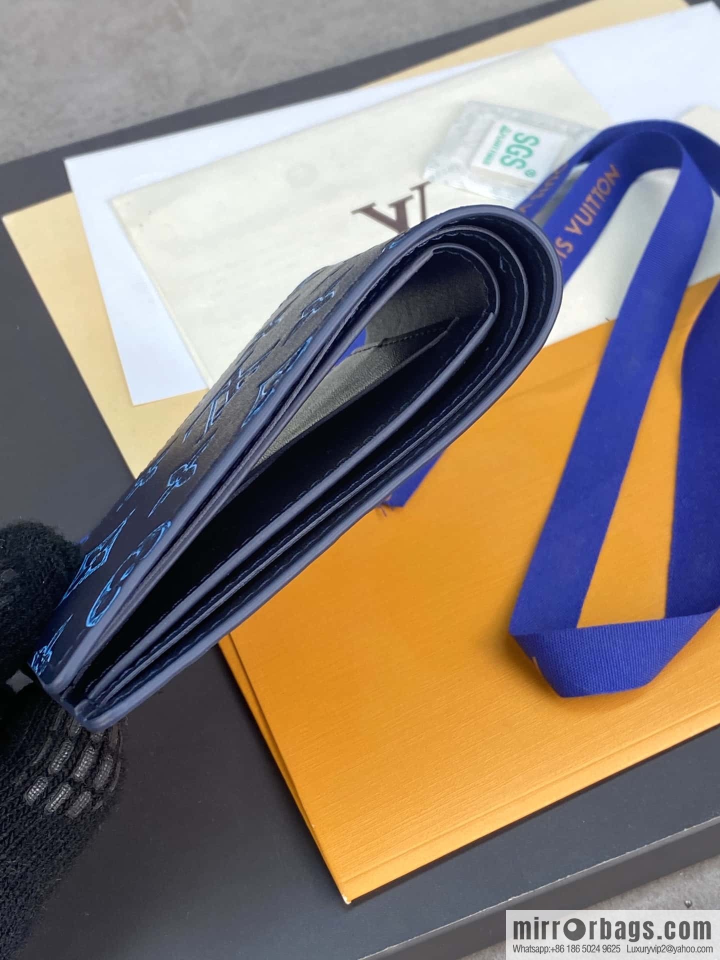 LV M82323 MULTIPLE wallet