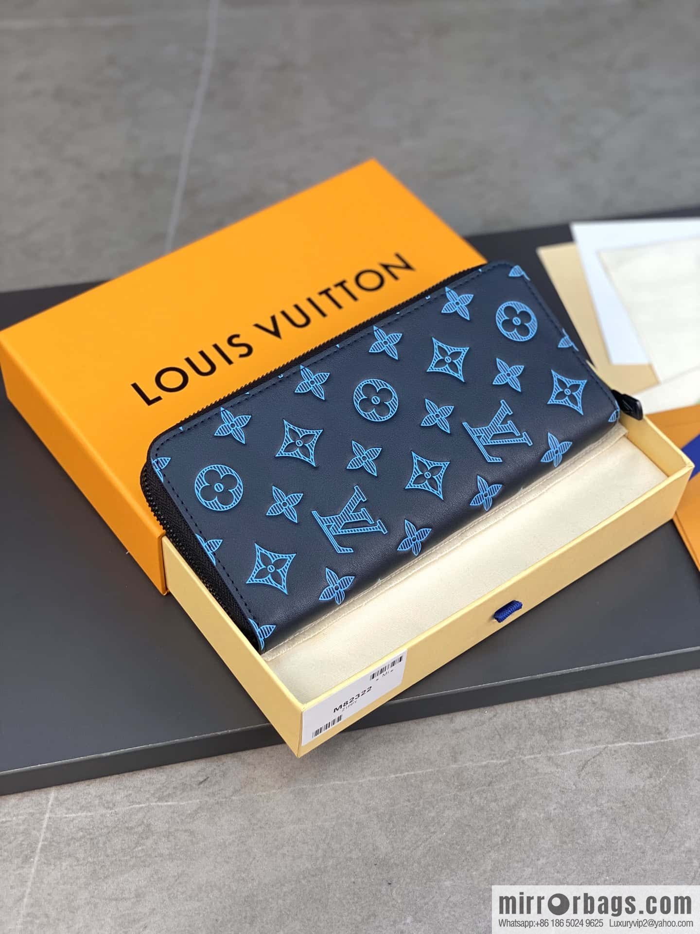 LV M82322 ZIPPY VERTICAL MONEY
