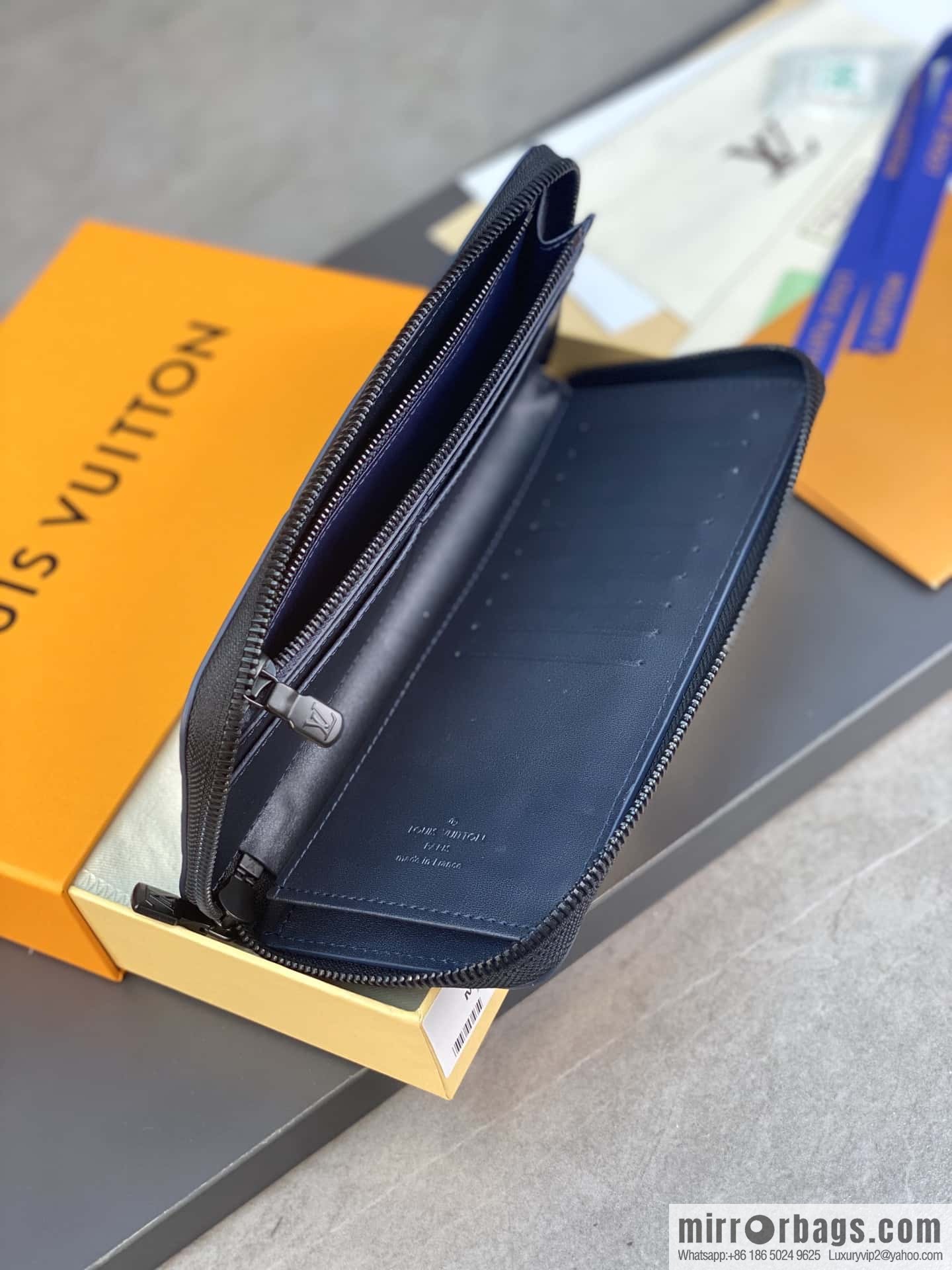 LV M82322 ZIPPY VERTICAL MONEY