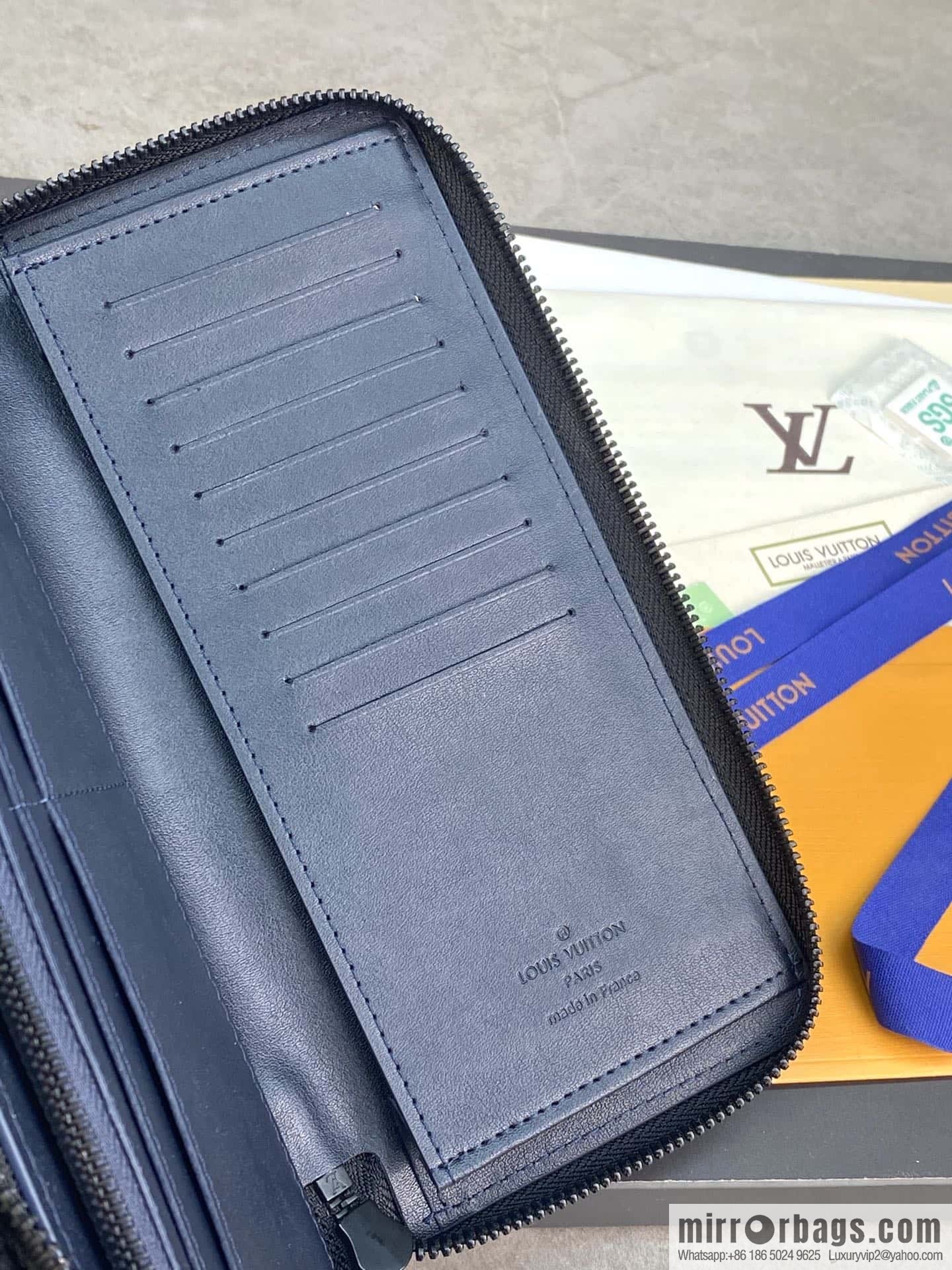 LV M82322 ZIPPY VERTICAL MONEY