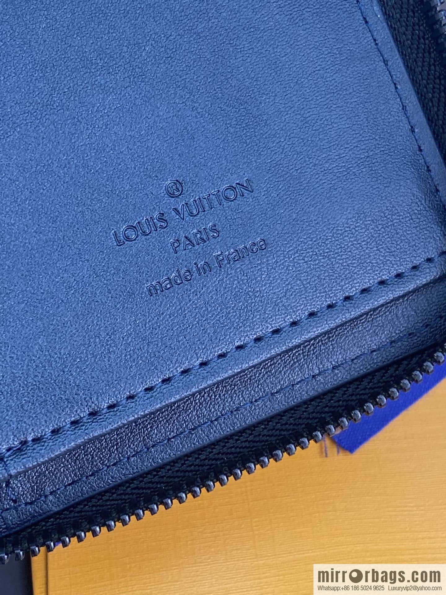 LV M82322 ZIPPY VERTICAL MONEY