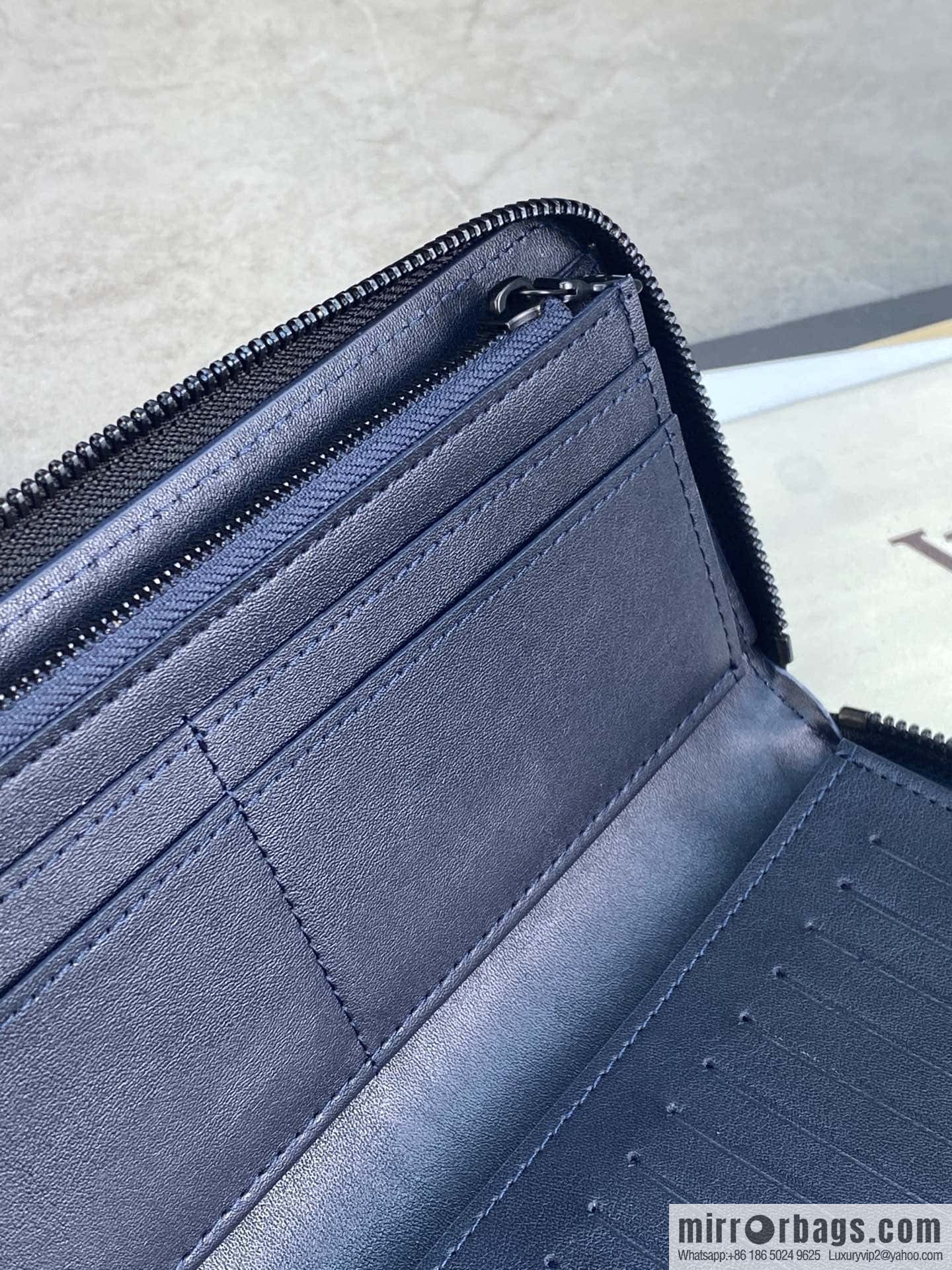 LV M82322 ZIPPY VERTICAL MONEY