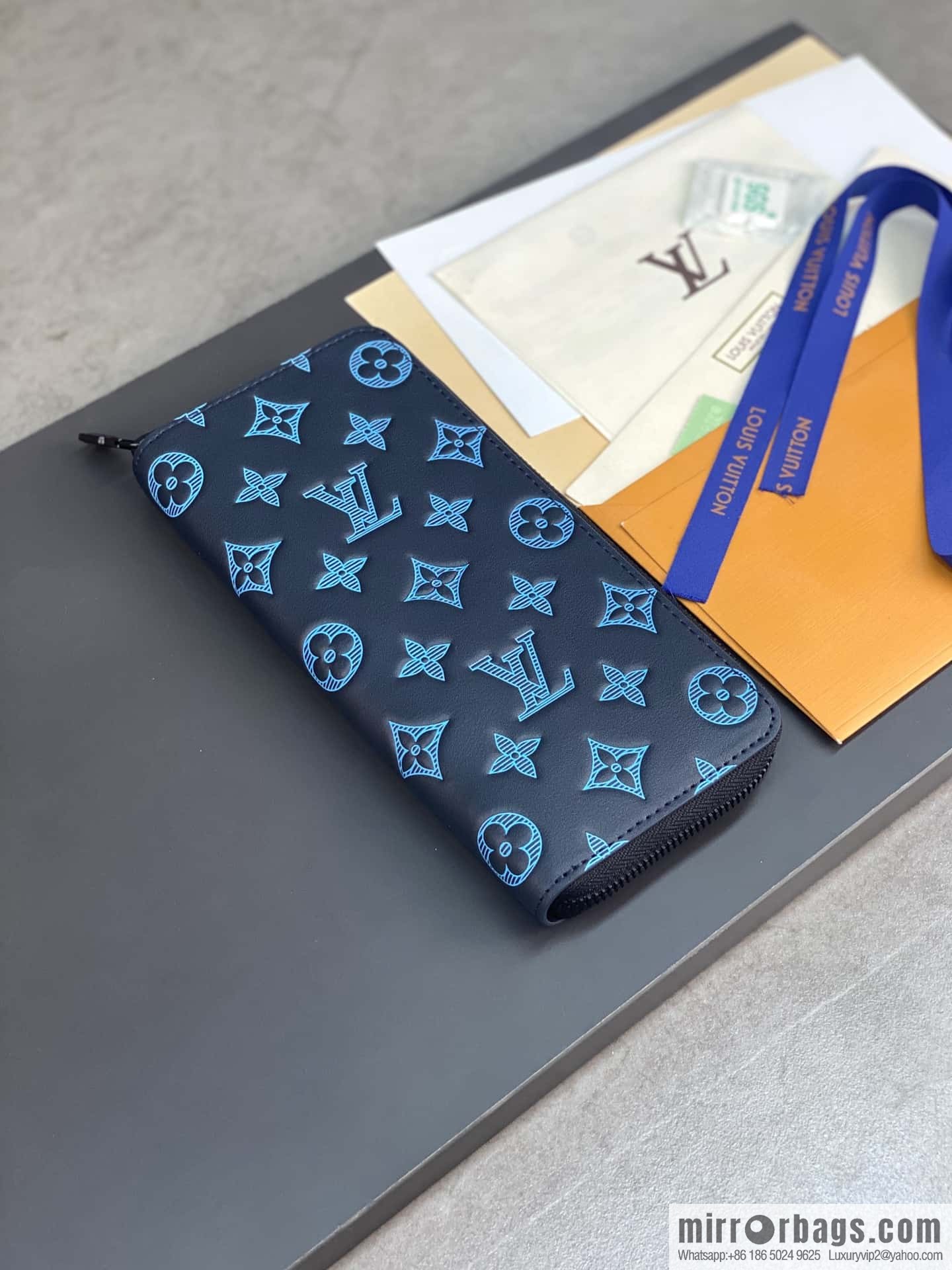 LV M82322 ZIPPY VERTICAL MONEY