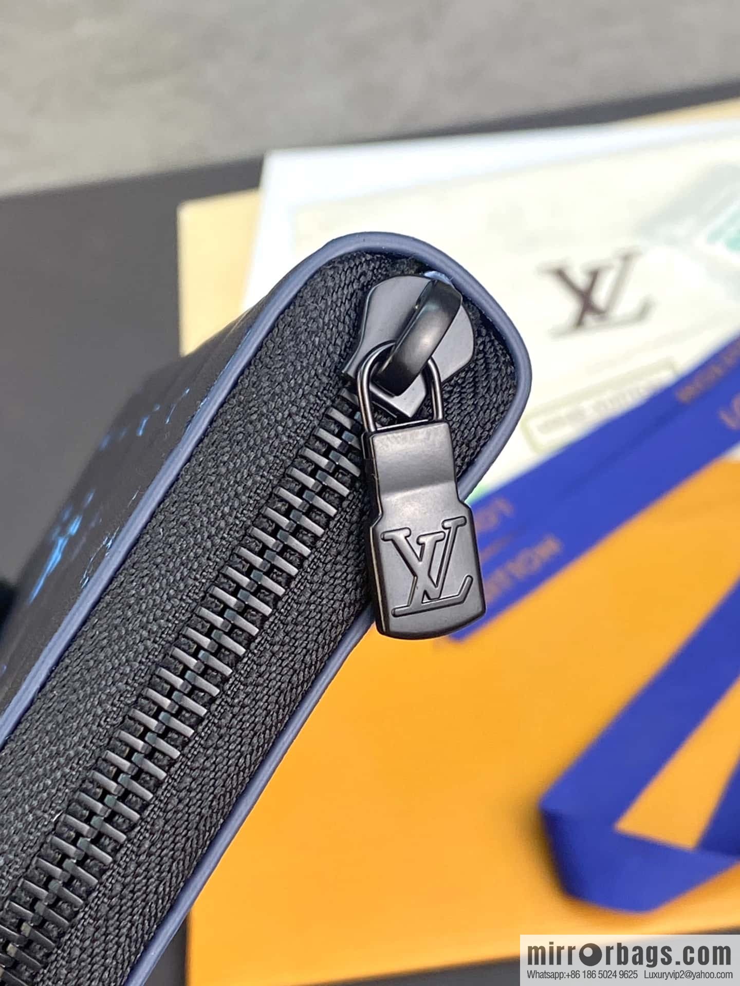 LV M82322 ZIPPY VERTICAL MONEY