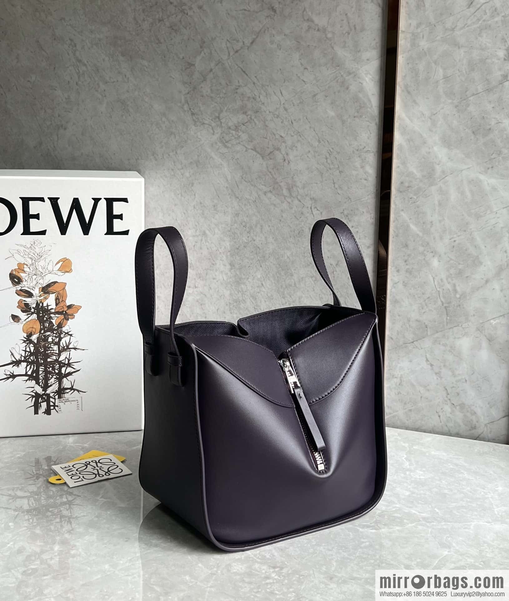 LOEWE 2023 monochrome glazed satin series Hammock bag hammock bag 0682 purple