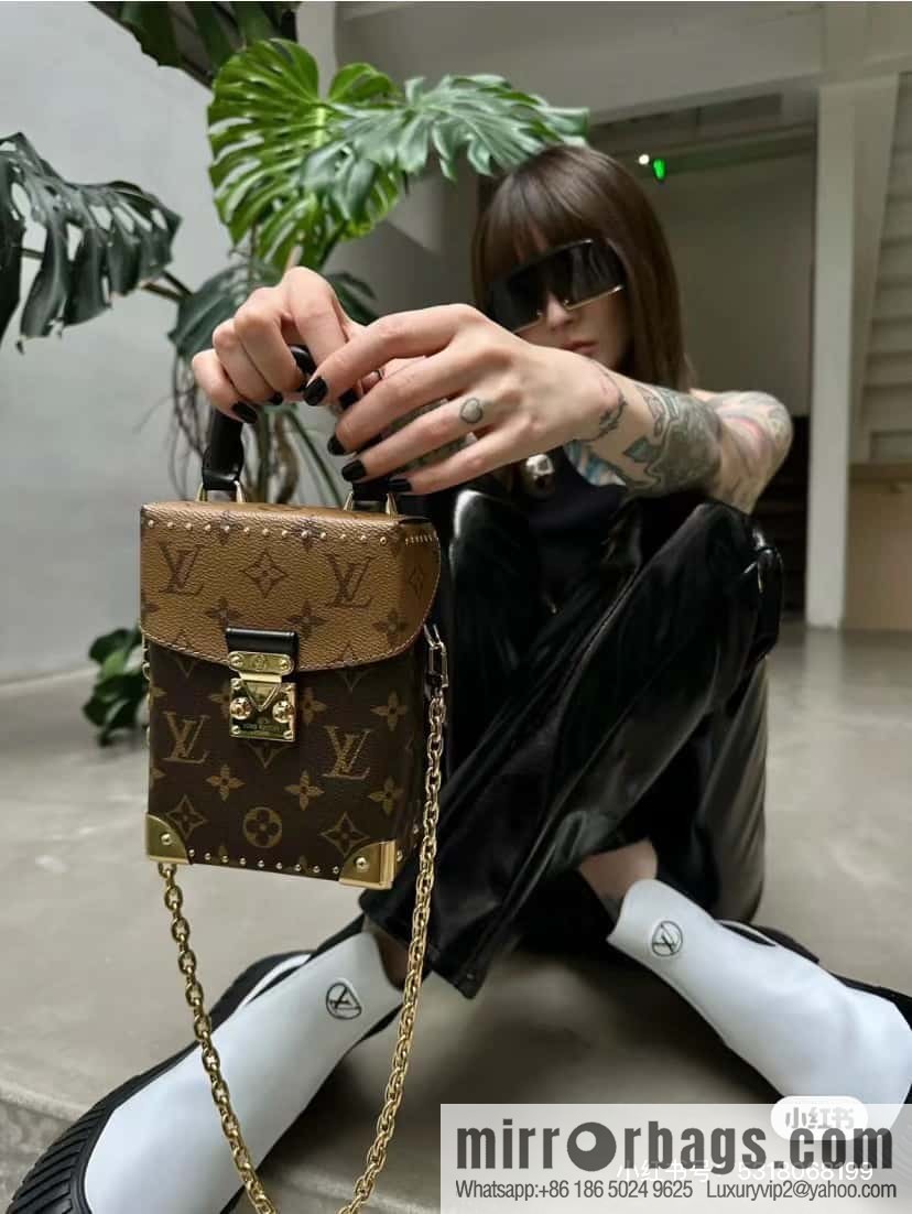 LV M82465 CAMERA BOX handbag