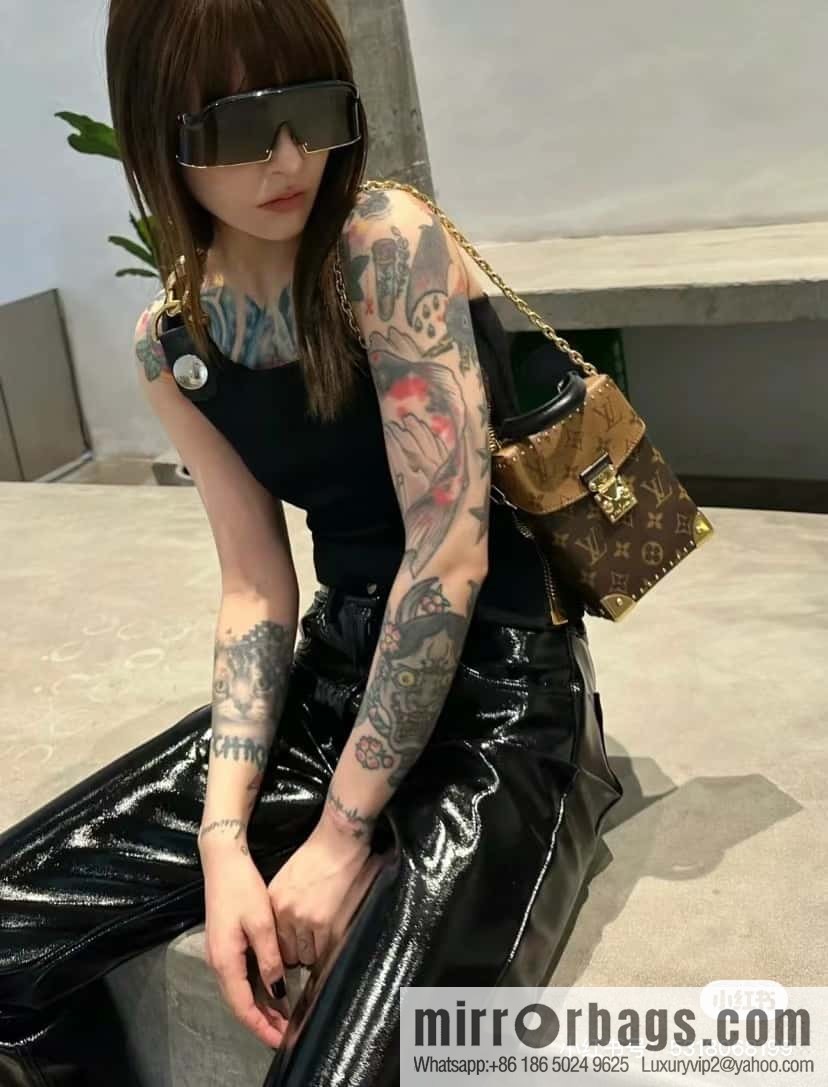 LV M82465 CAMERA BOX handbag