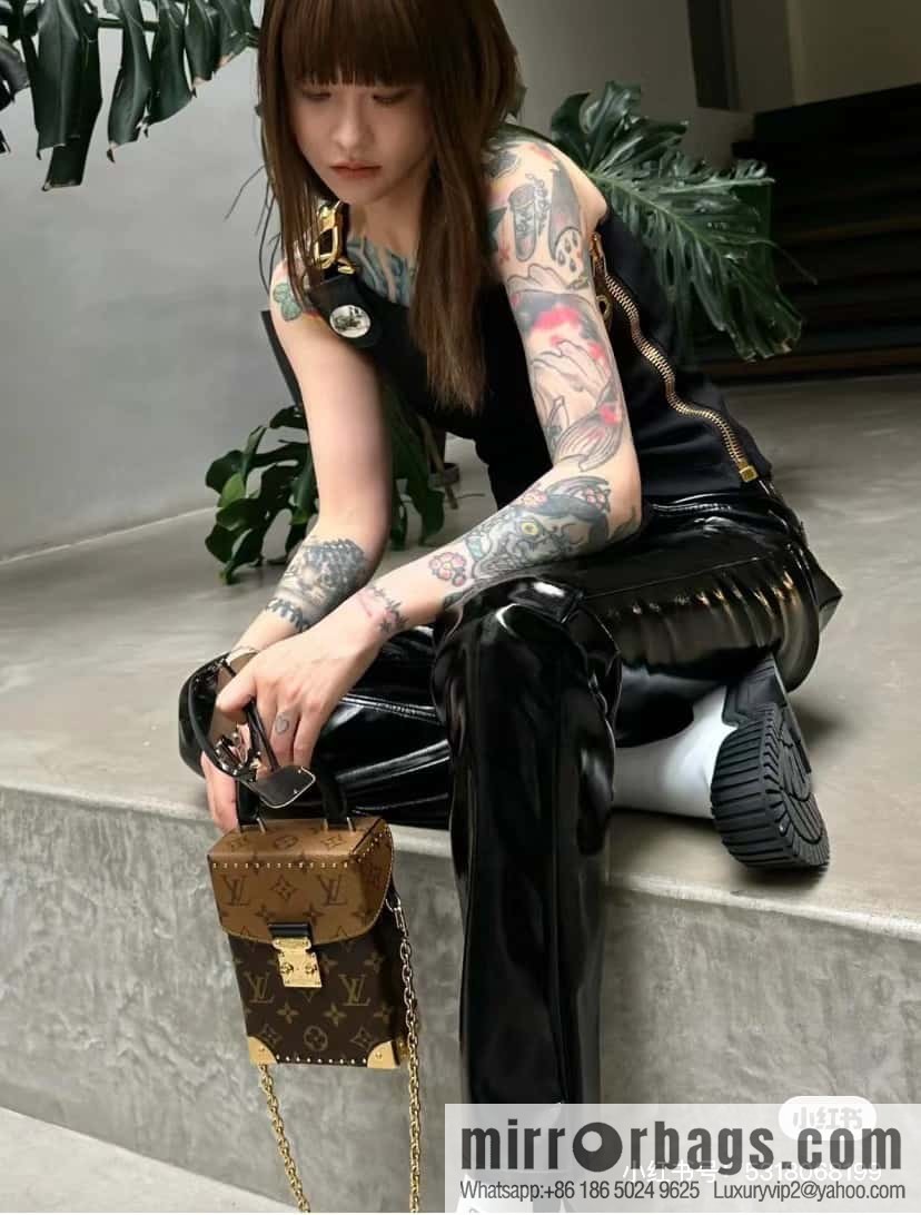 LV M82465 CAMERA BOX handbag
