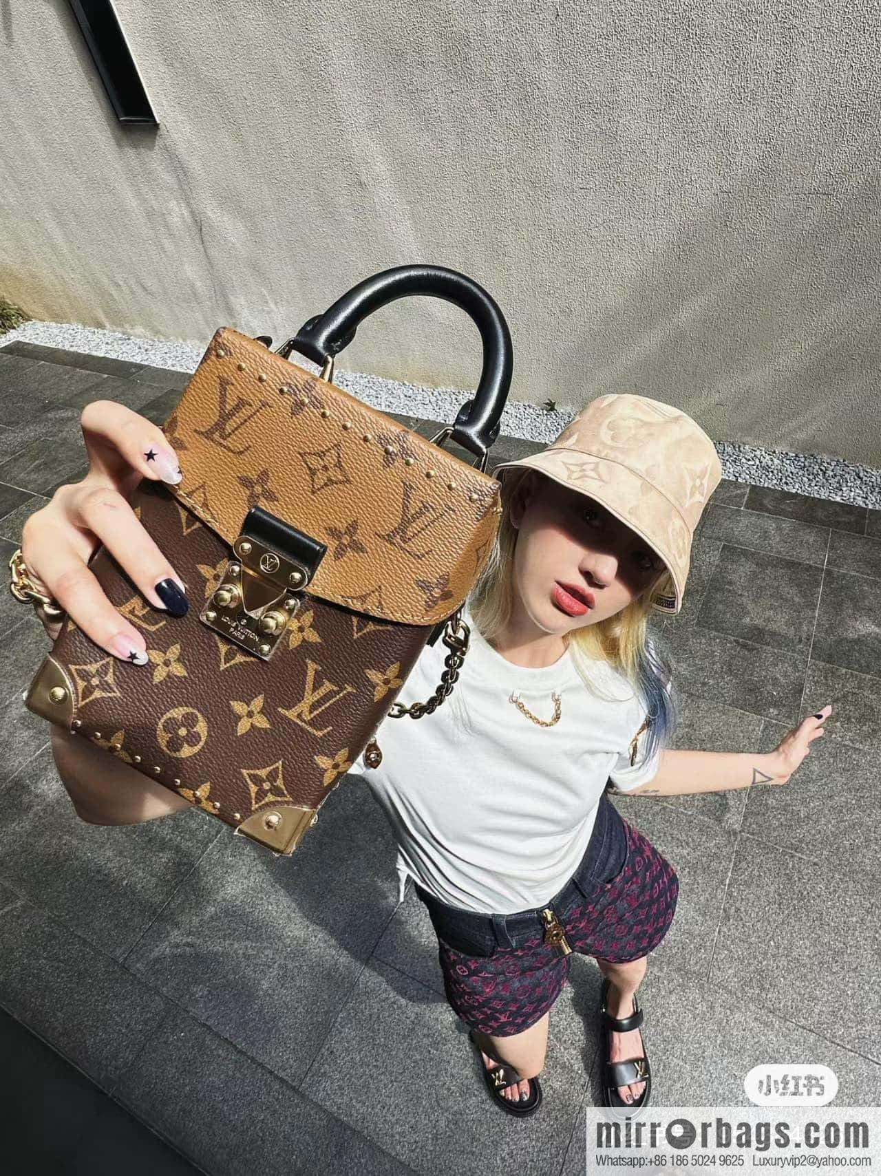 LV M82465 CAMERA BOX handbag