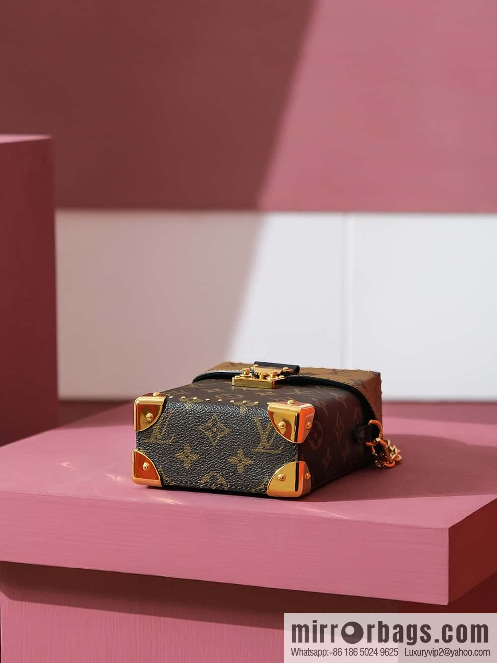 LV M82465 CAMERA BOX handbag