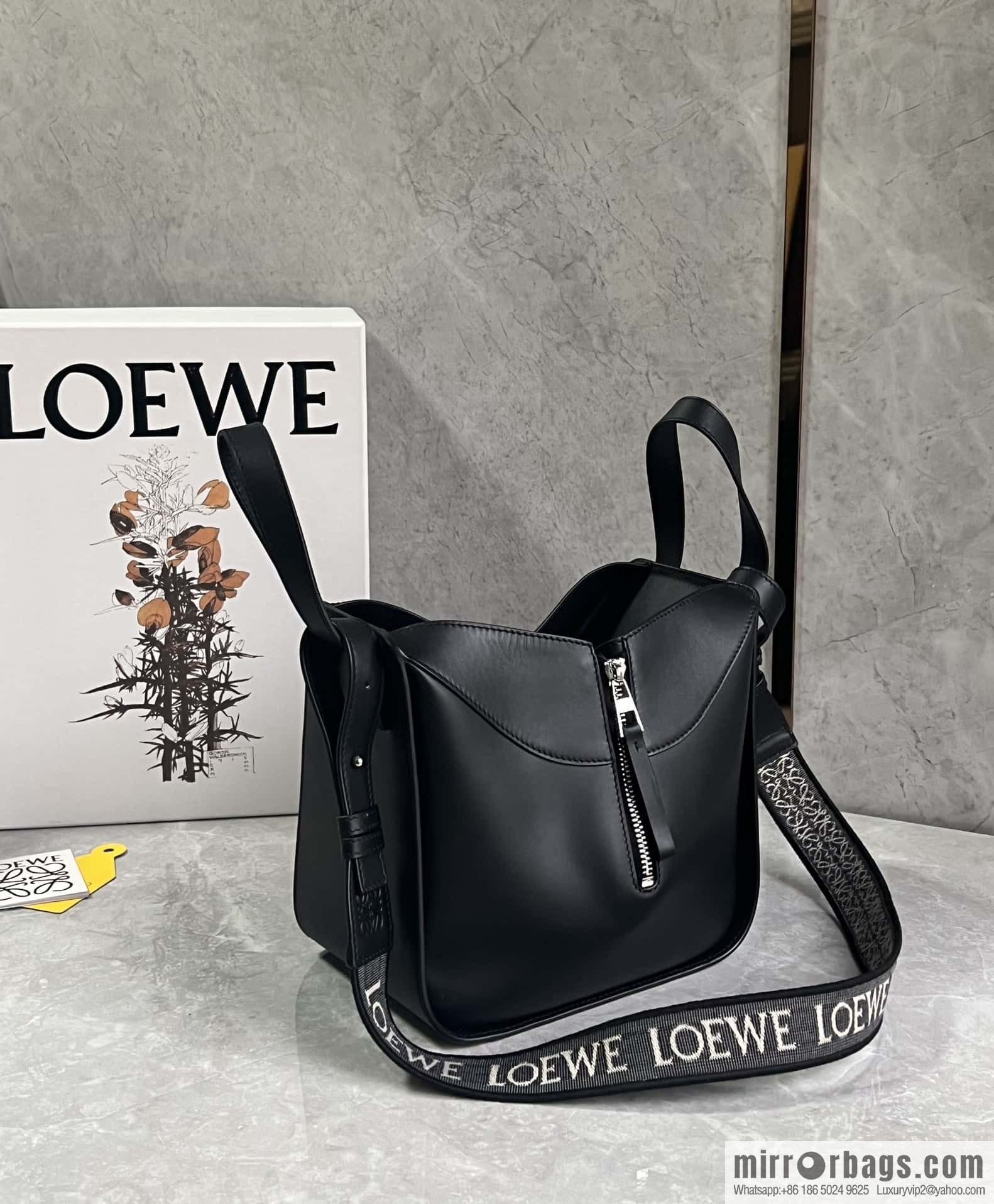 LOEWE 2023 monochrome glaze satin series Hammock bag hammock bag 0682 black