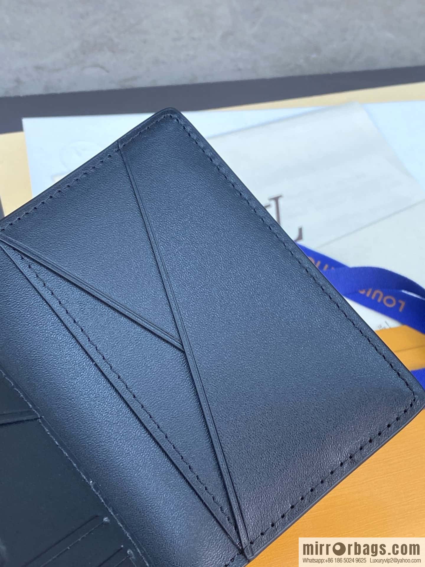 LV M82583 Pocket Organizer