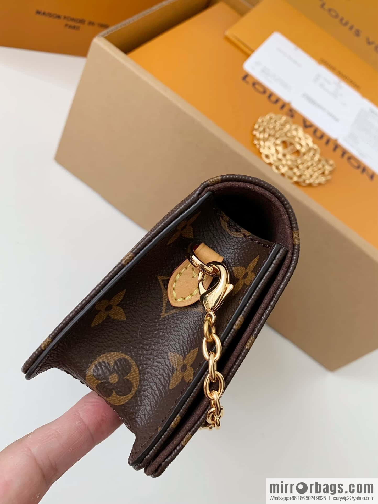 LV M82509 Wallet On Chain Lily